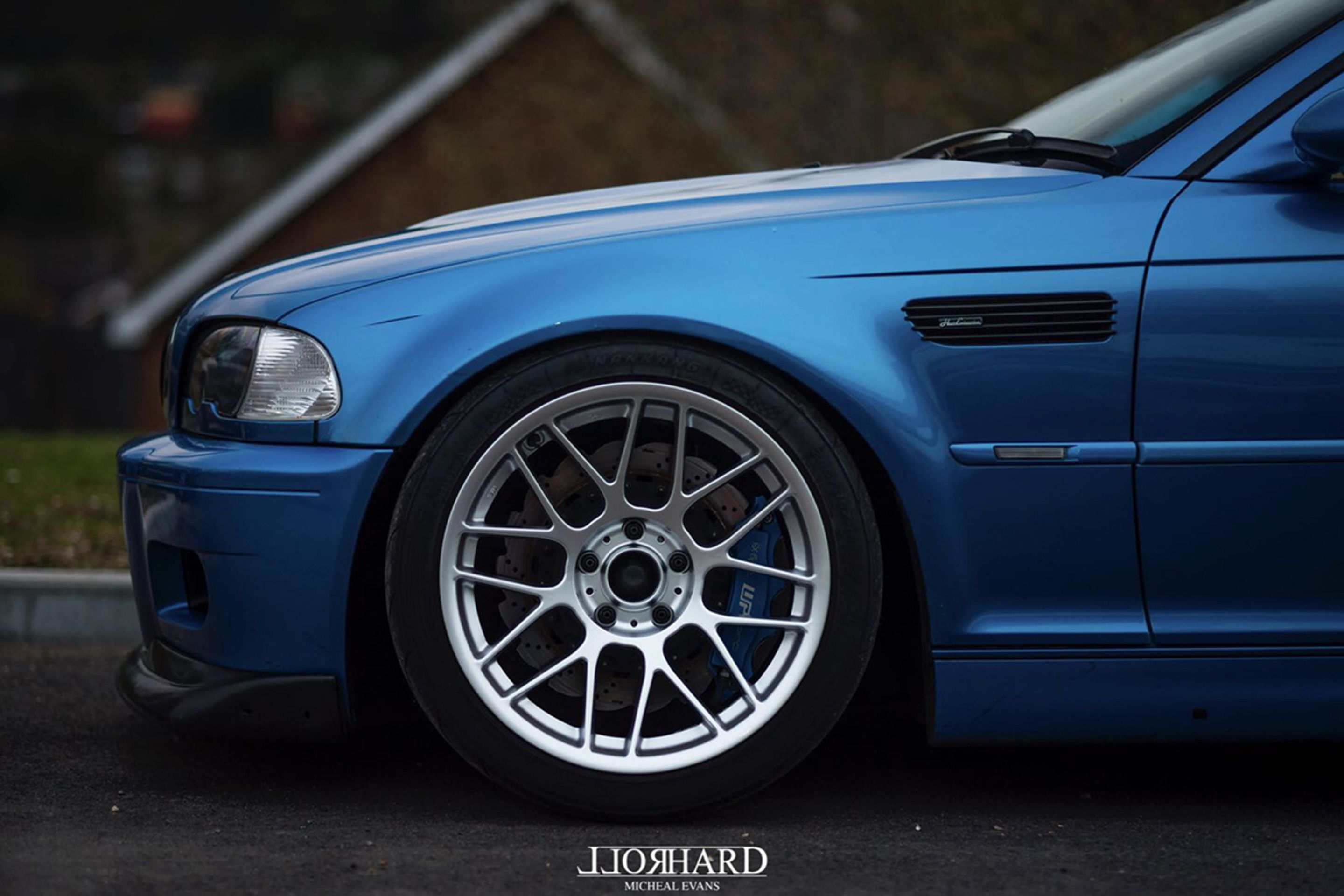 Blue BMW E46 M3 with 18" ARC-8 Apex wheels in Hyper Silver