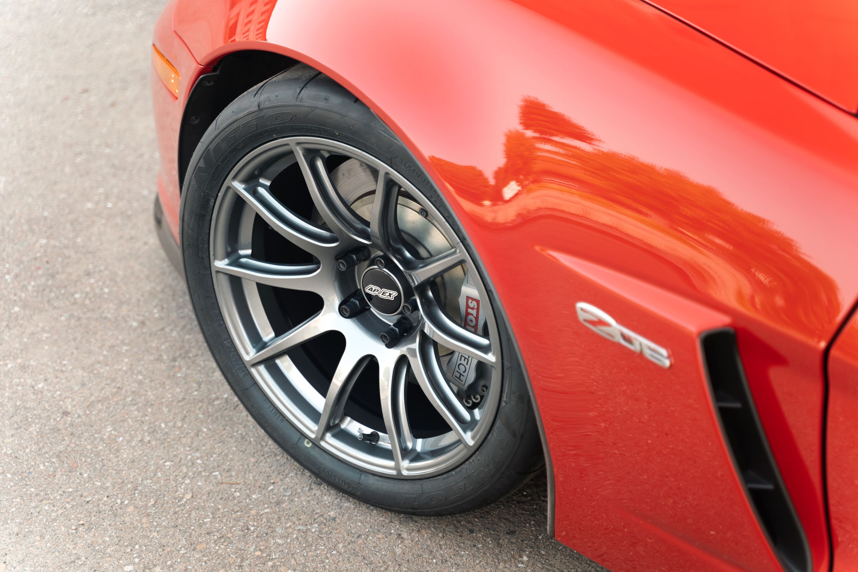 Red Chevrolet C6 Corvette Z06 with 18" SM-10 Apex wheels in Anthracite