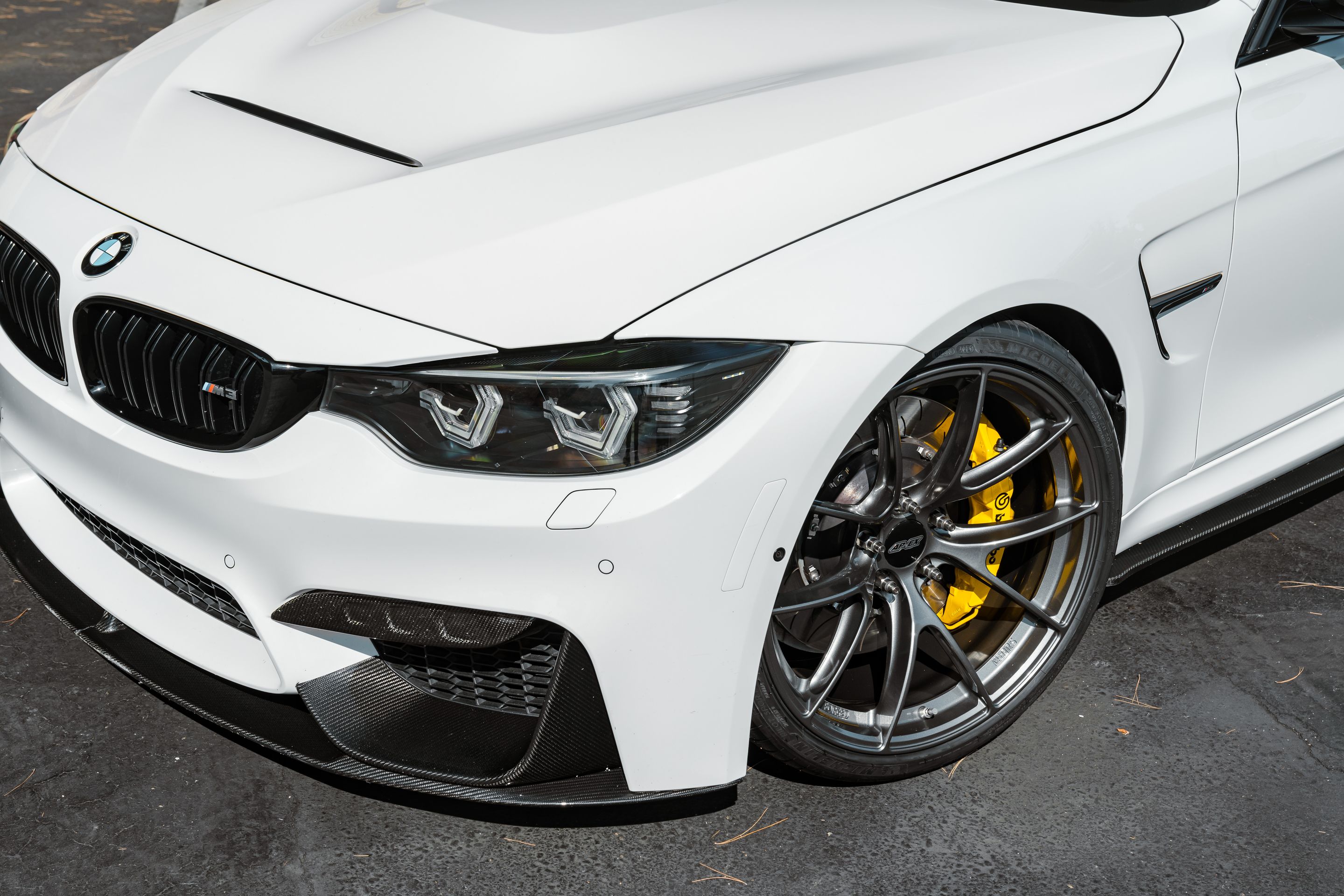 White BMW F80 M3 with 20" VS-5RS Apex wheels in Anthracite