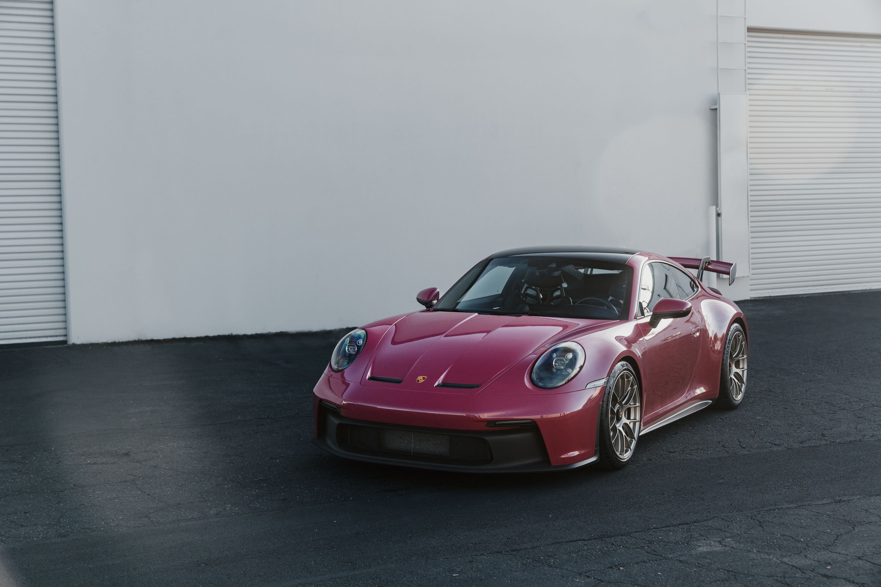 Pink Porsche 911 992.1 GT3 with 19" EC-7RS Apex wheels in Motorsport Gold