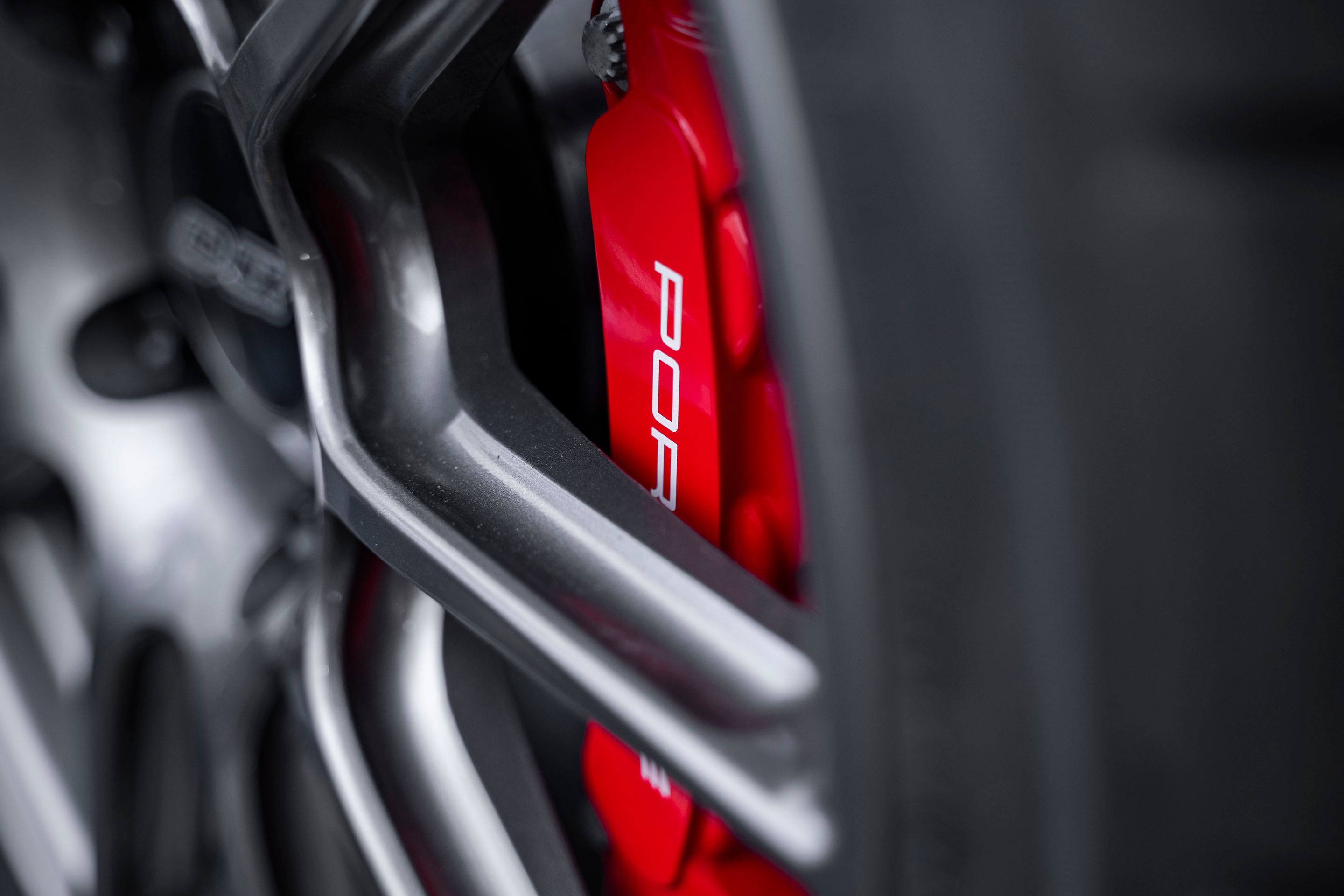 Red Porsche 718 Cayman GT4 with 19" SM-10 Apex wheels in Anthracite