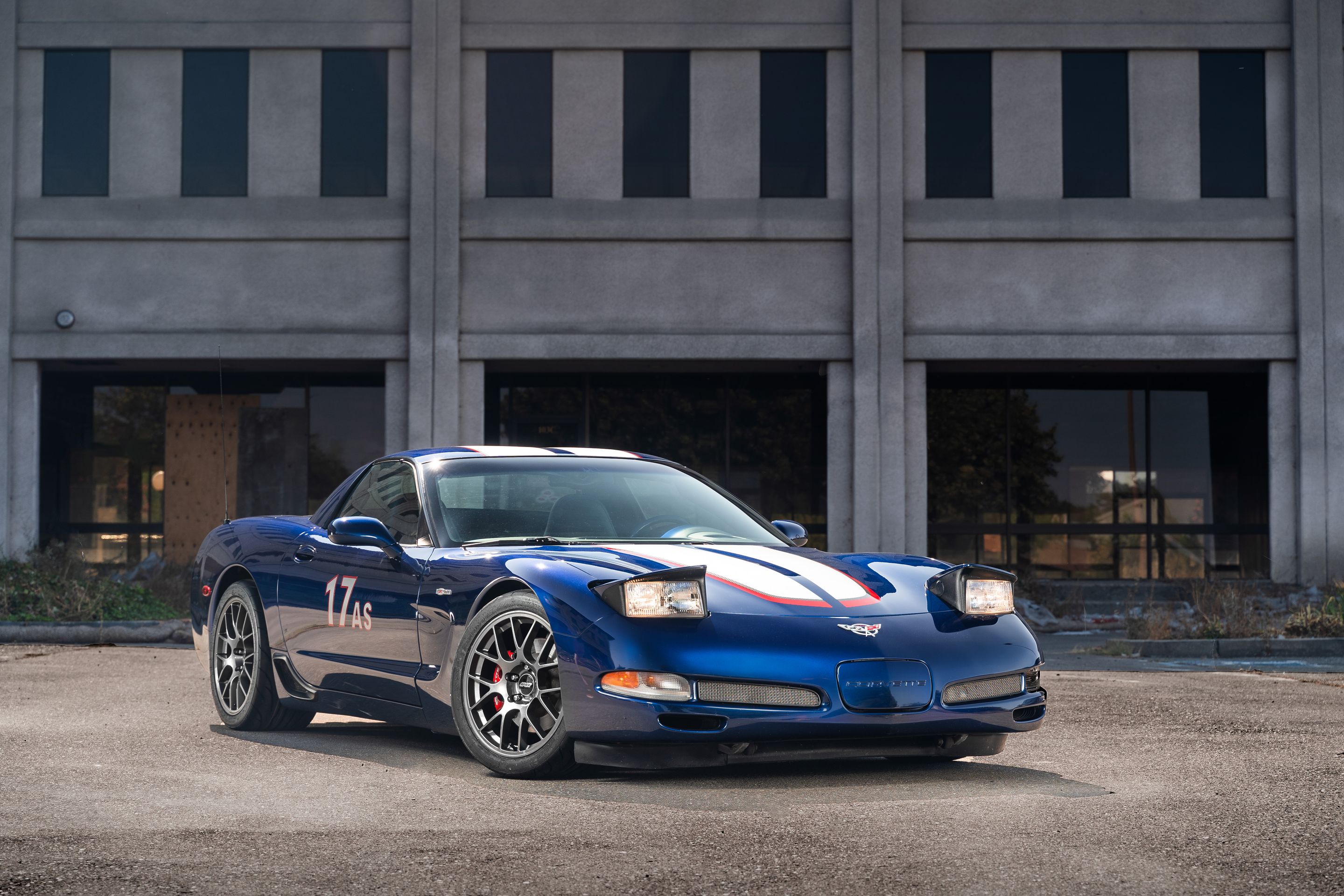 Blue Chevrolet C5 Corvette Z06 with 18" EC-7 Apex wheels in Anthracite