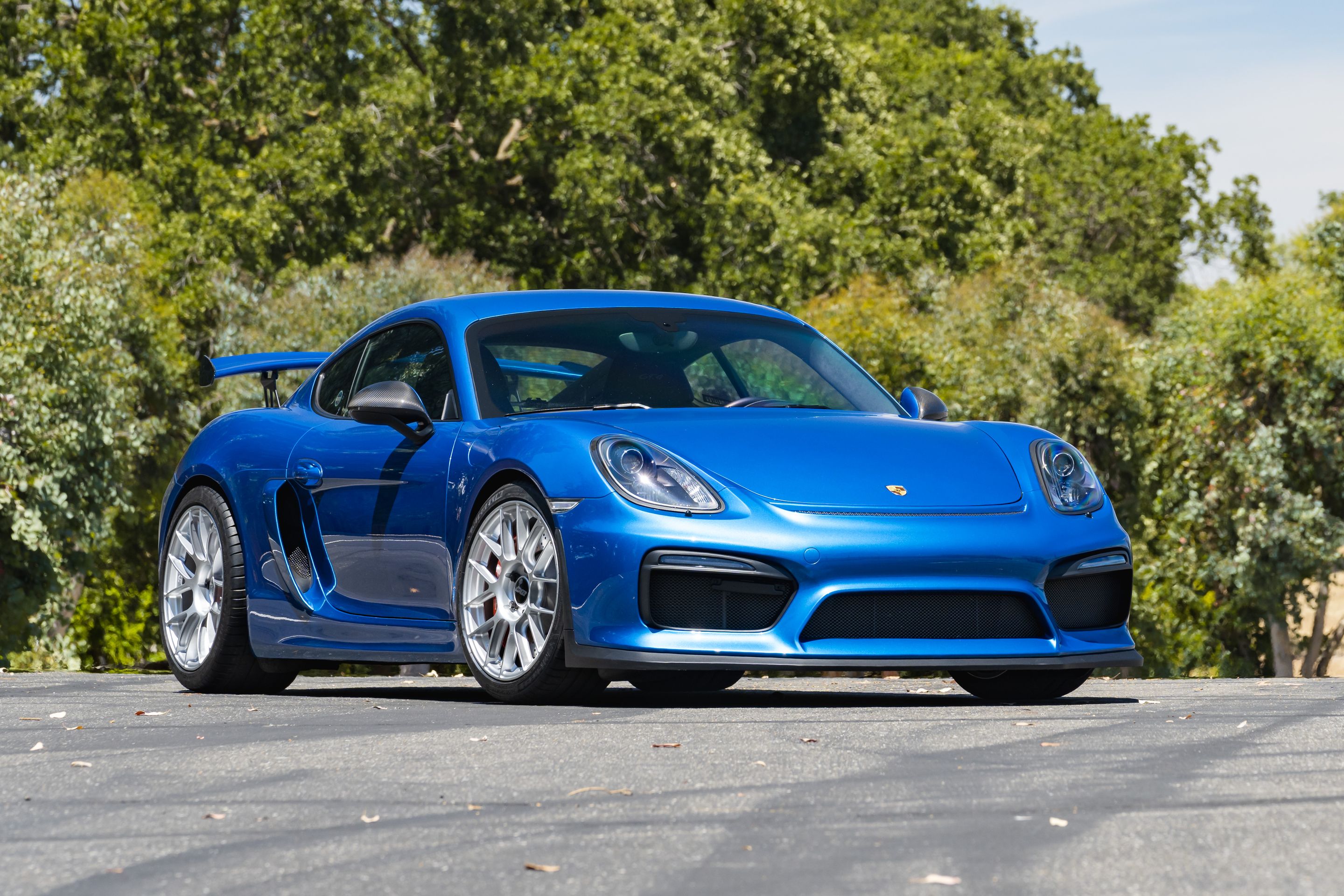 Blue Porsche 981 Cayman GT4 with 19" EC-7RS Apex wheels in Race Silver