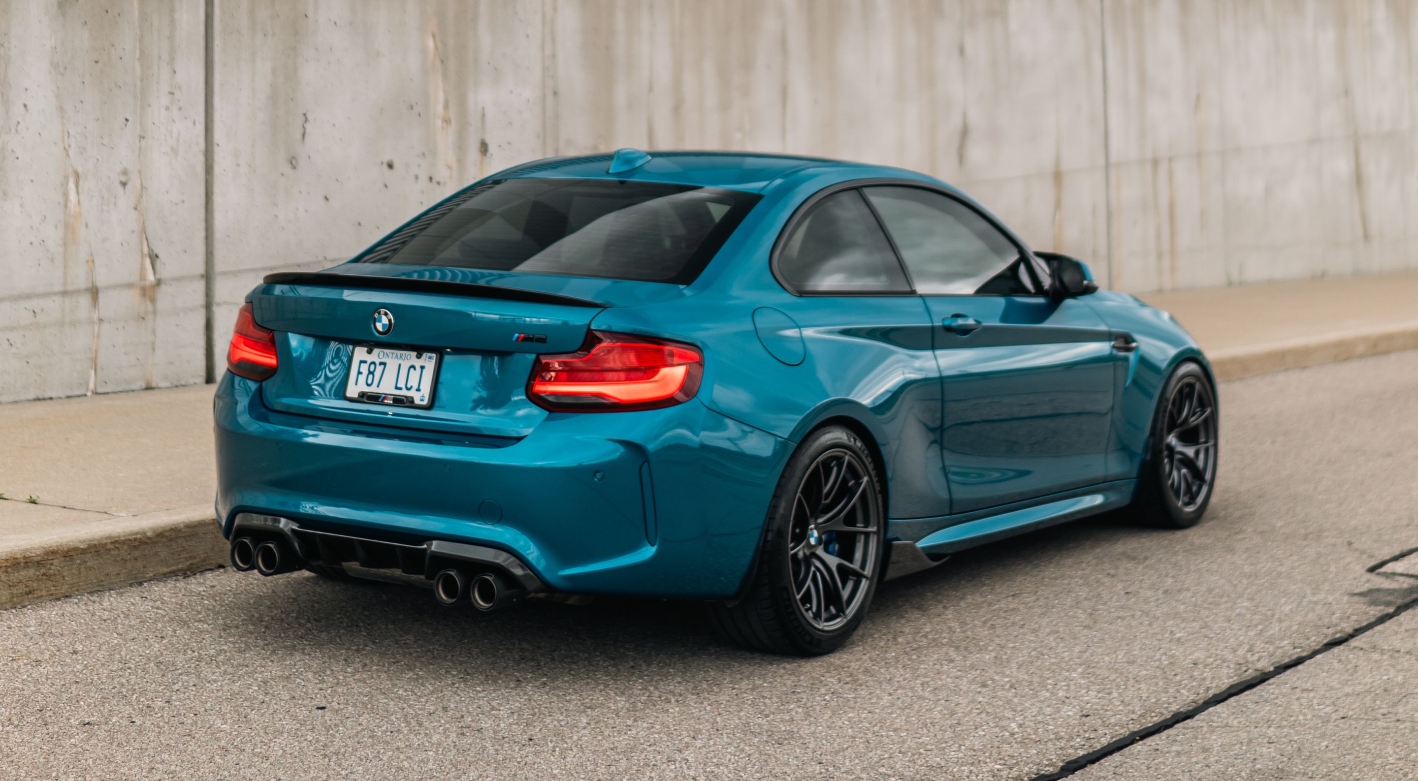 Blue BMW F87 M2 with 18" VS-5RS Apex wheels in Anthracite