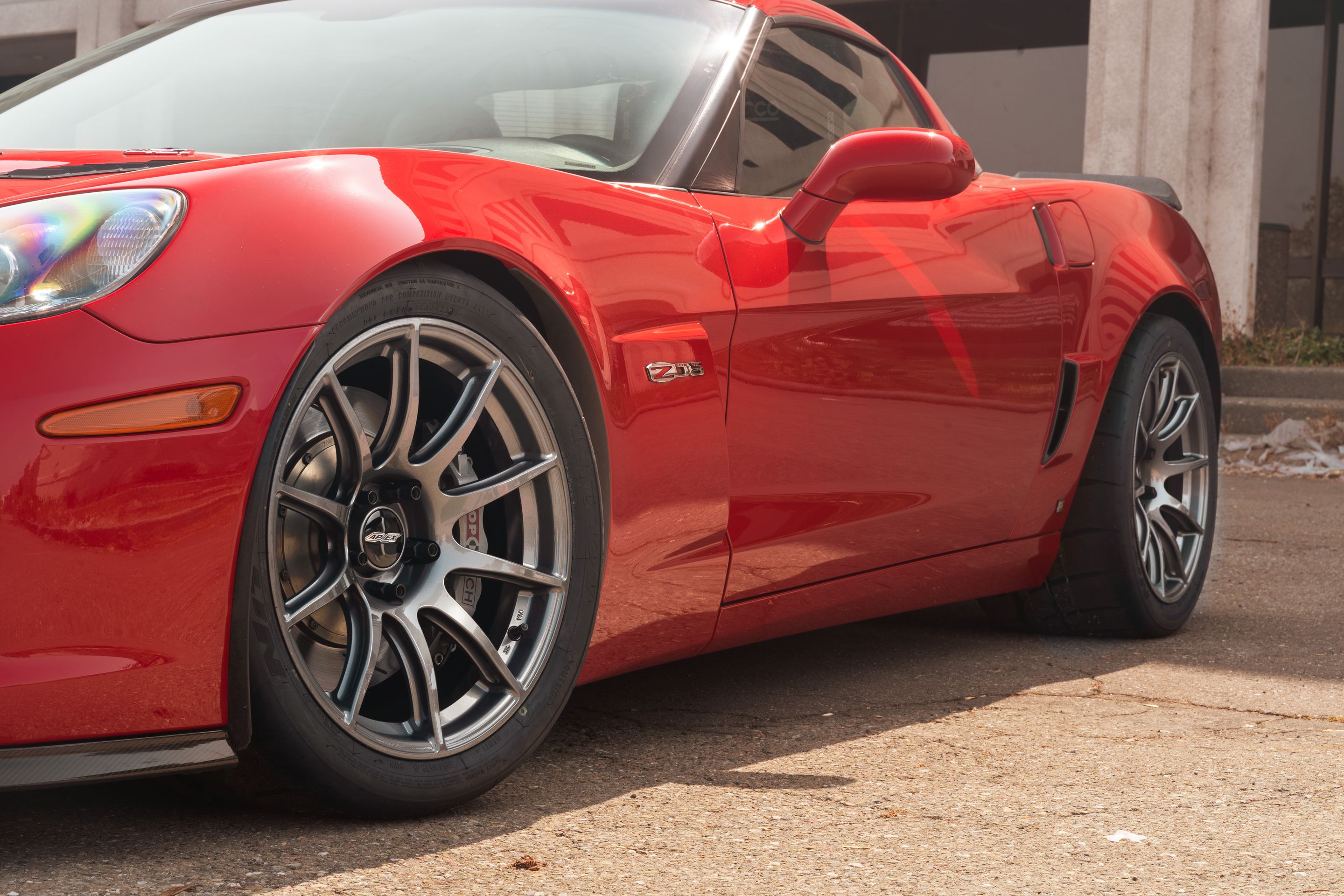 Red Chevrolet C6 Corvette Z06 with 18" SM-10 Apex wheels in Anthracite