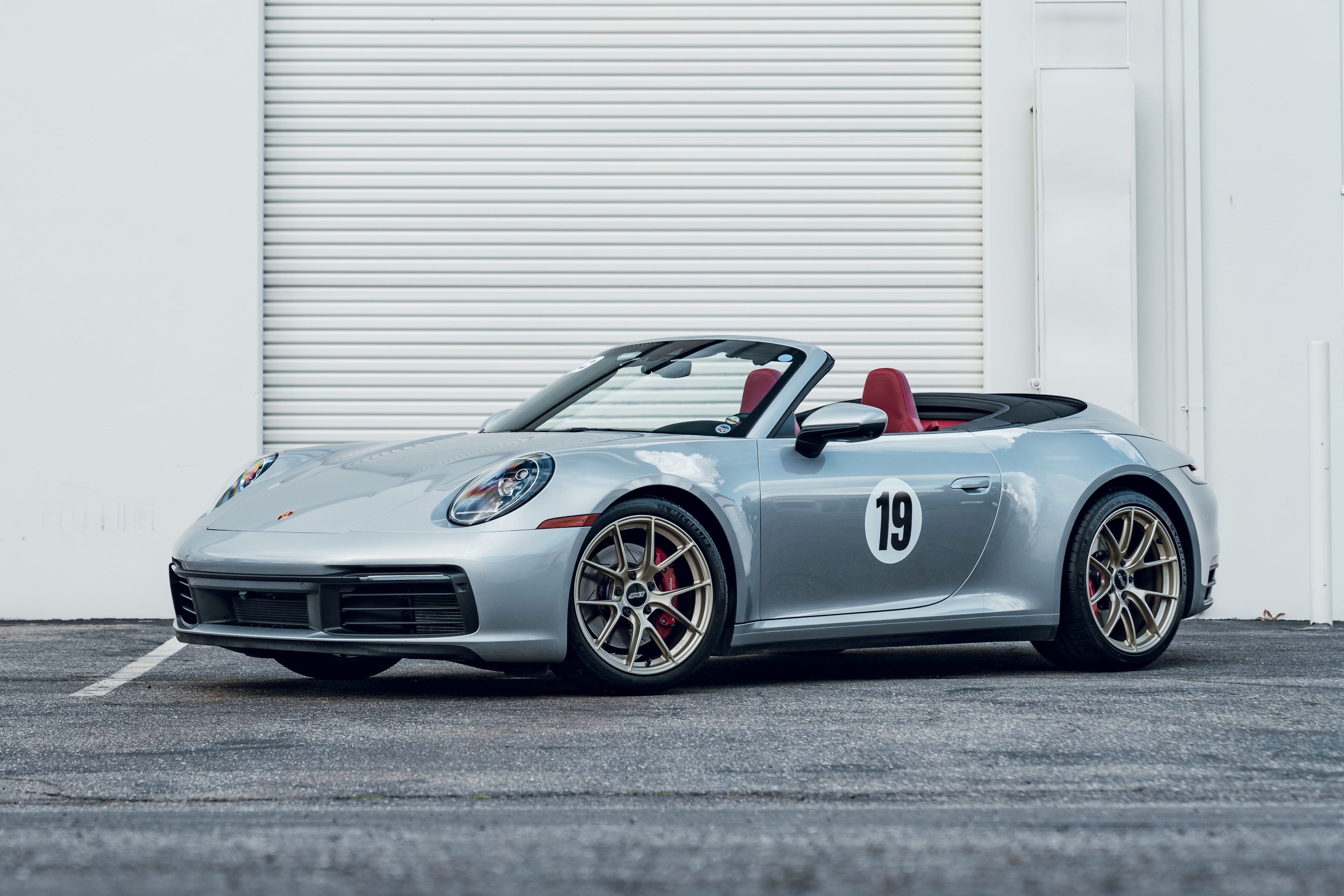 Silver Porsche 911 992.1 Carrera S with 19"/20" VS-5RS Apex wheels in Motorsport Gold