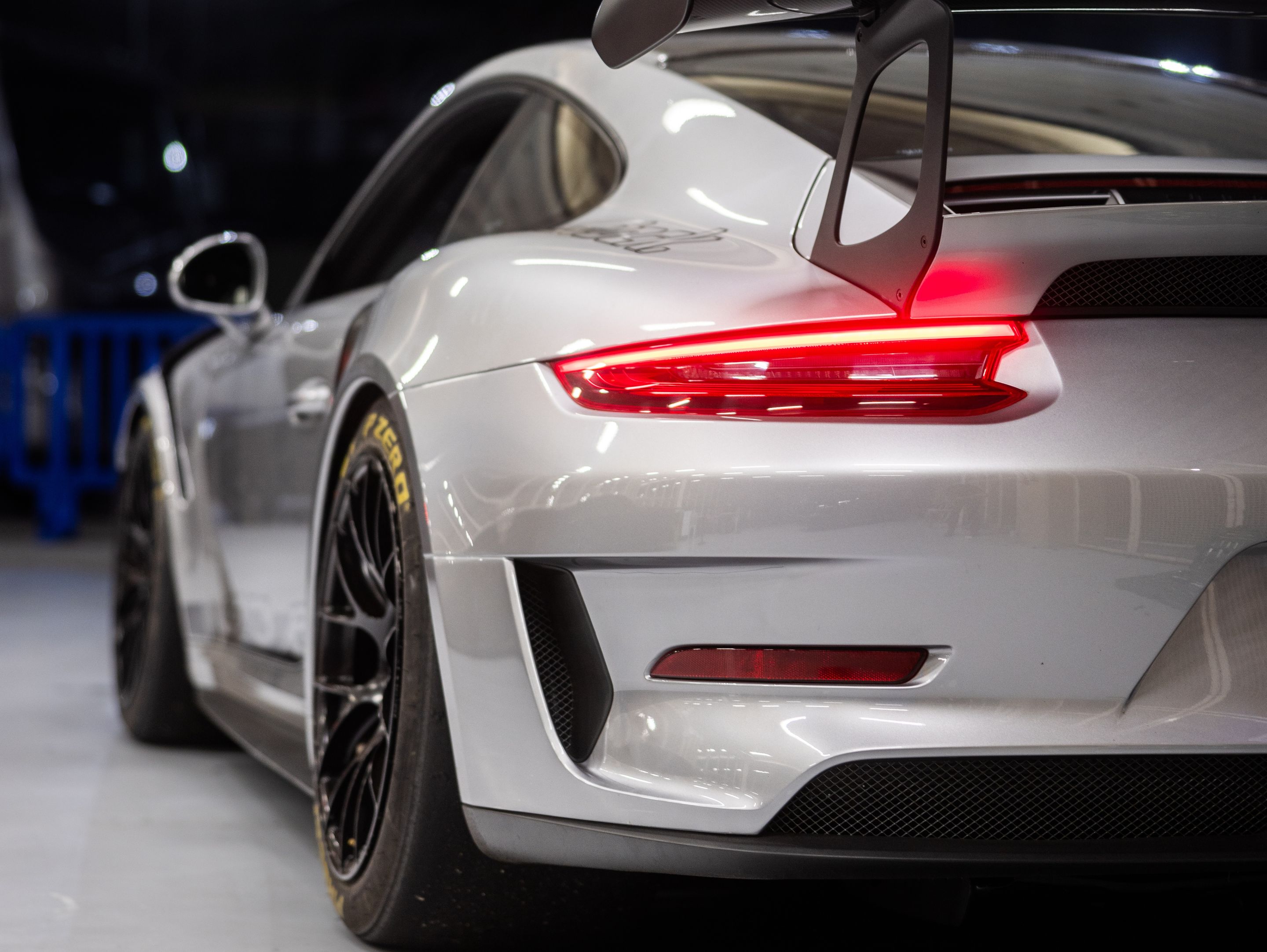 Silver Porsche 911 991.2 GT3 RS with 19" EC-7RS Apex wheels in Satin Black