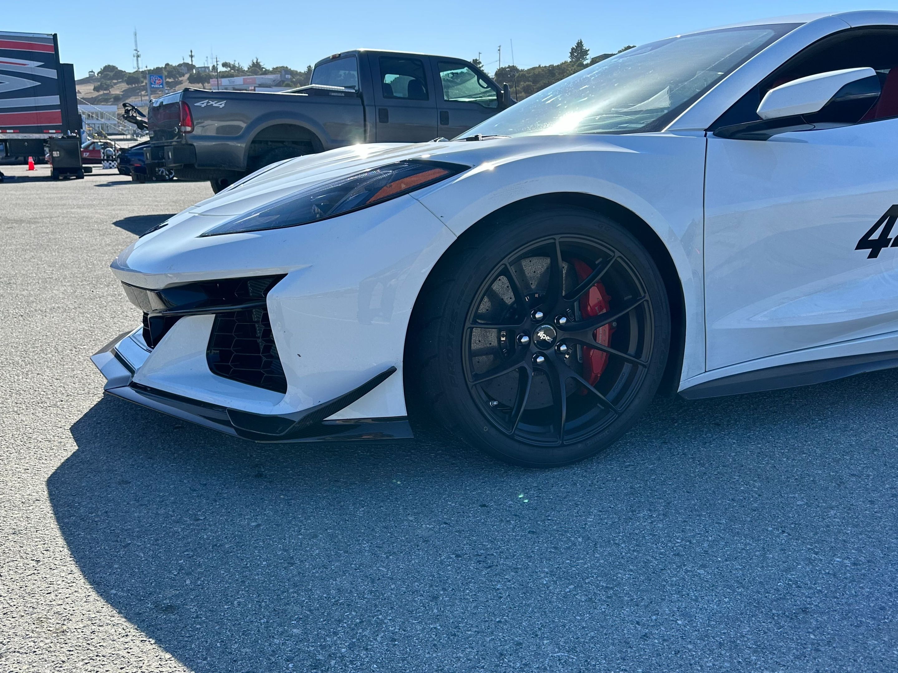 White Chevrolet C8 Corvette Z06 with 19" VS-5RS Apex wheels in Satin Black