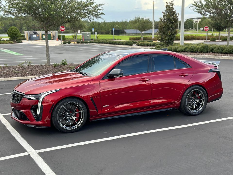 Red Cadillac CT4-V Blackwing with 18" VS-5RS Apex wheels in Anthracite