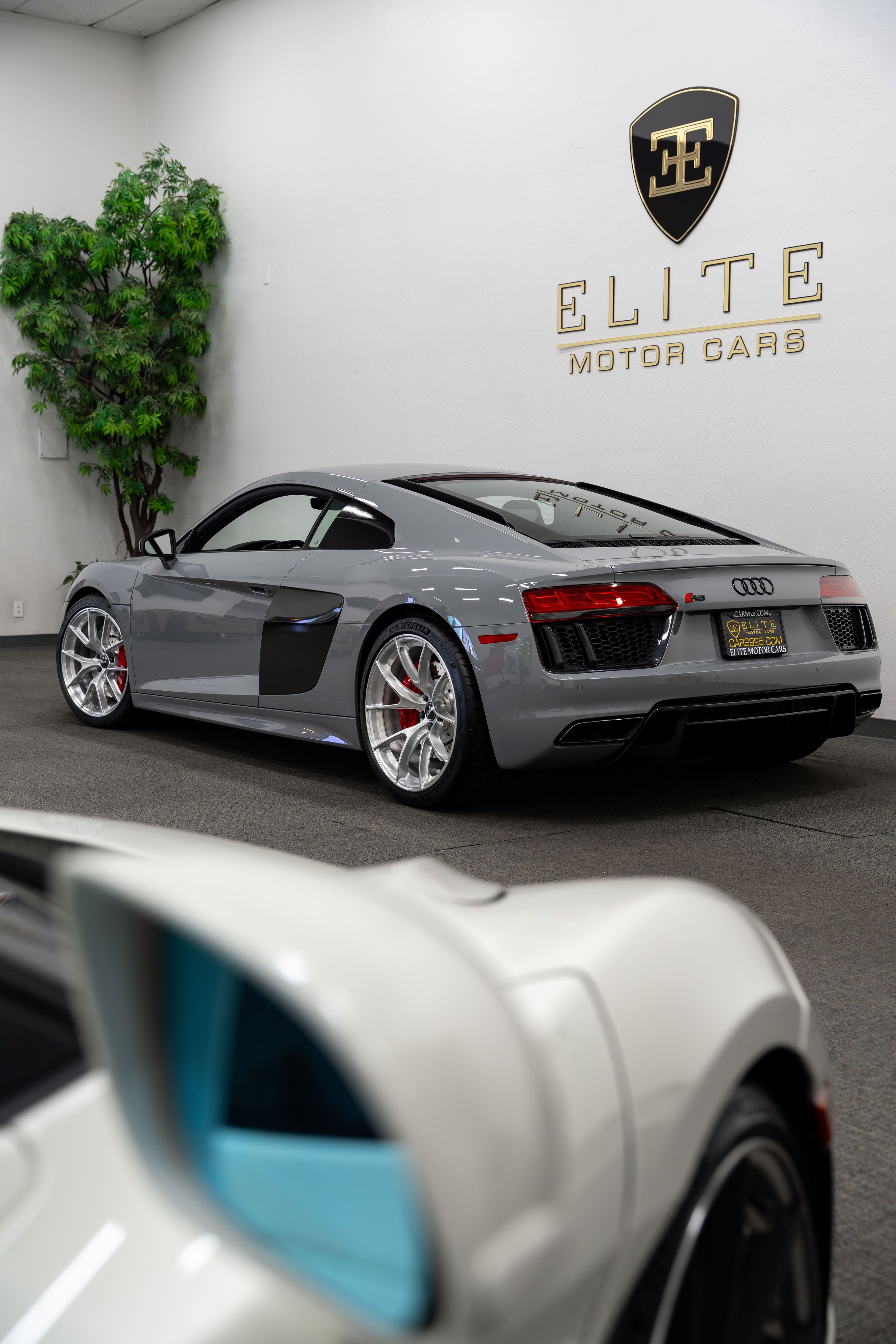 Grey Audi Gen 2 R8 with 19"/20" VS-5RS Apex wheels in Brushed Clear