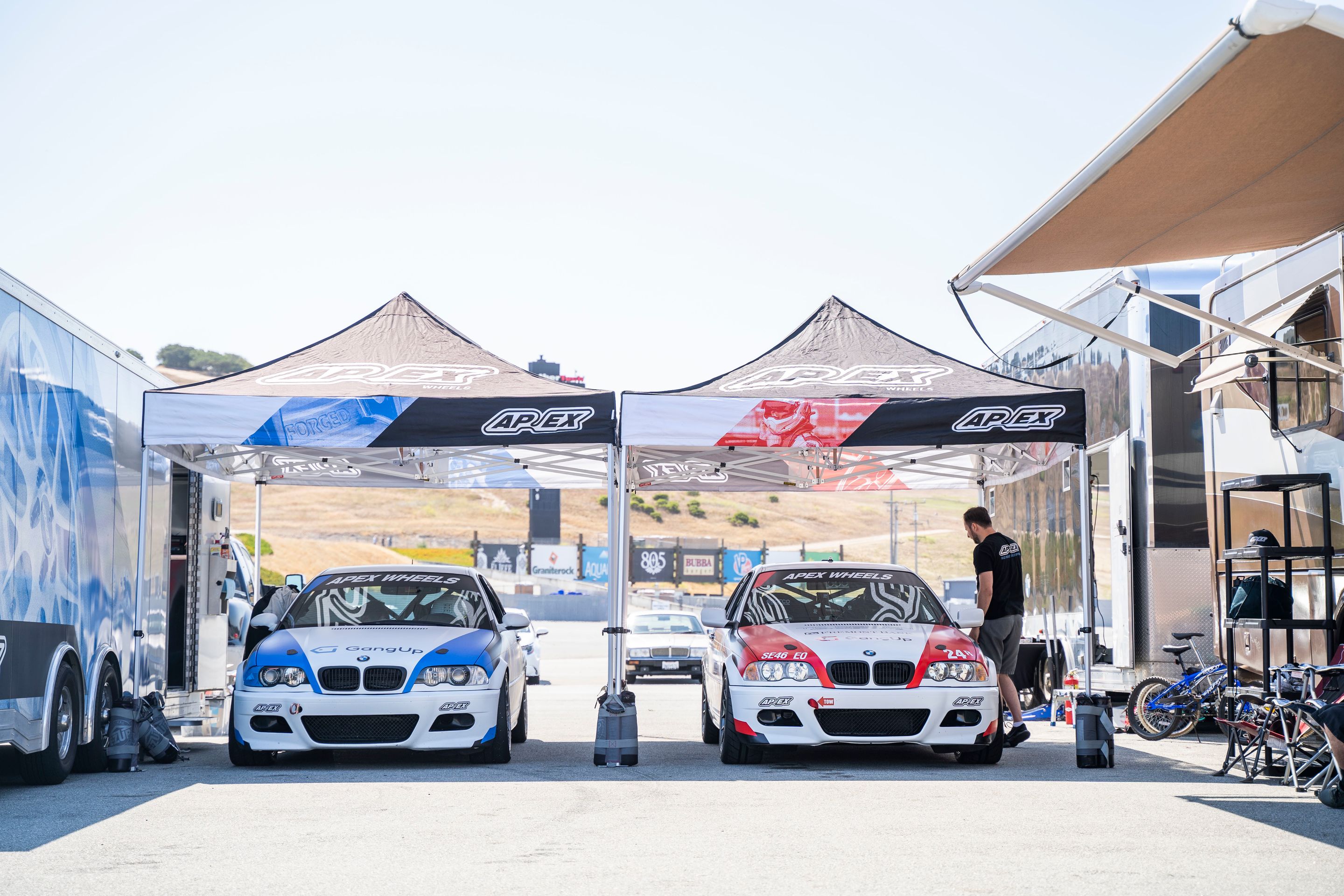 Multicolor BMW Spec E46 with 17" EC-7R Apex wheels in Anthracite