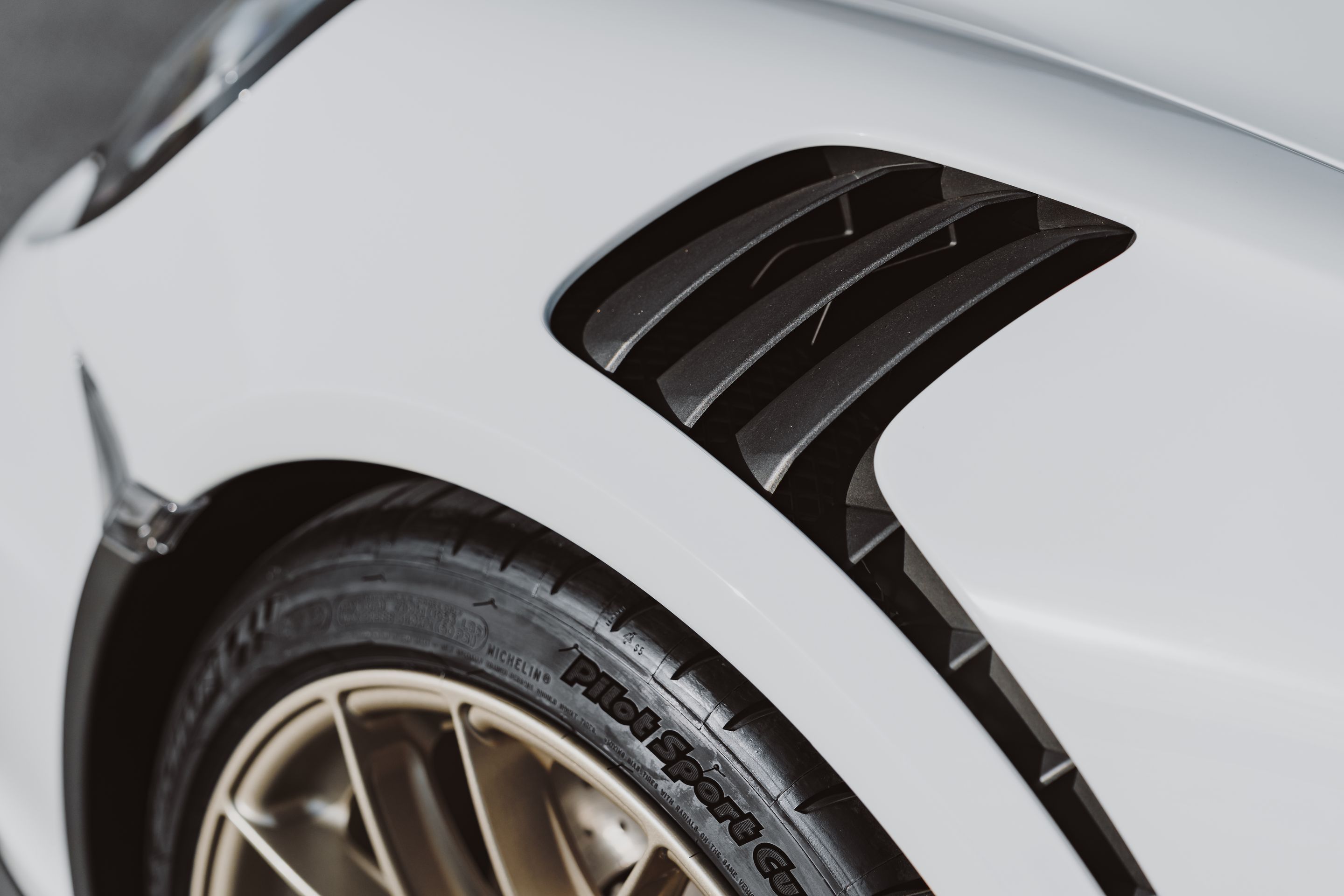 White Porsche 911 991.1 GT3 RS with 19" EC-7RS Apex wheels in Motorsport Gold