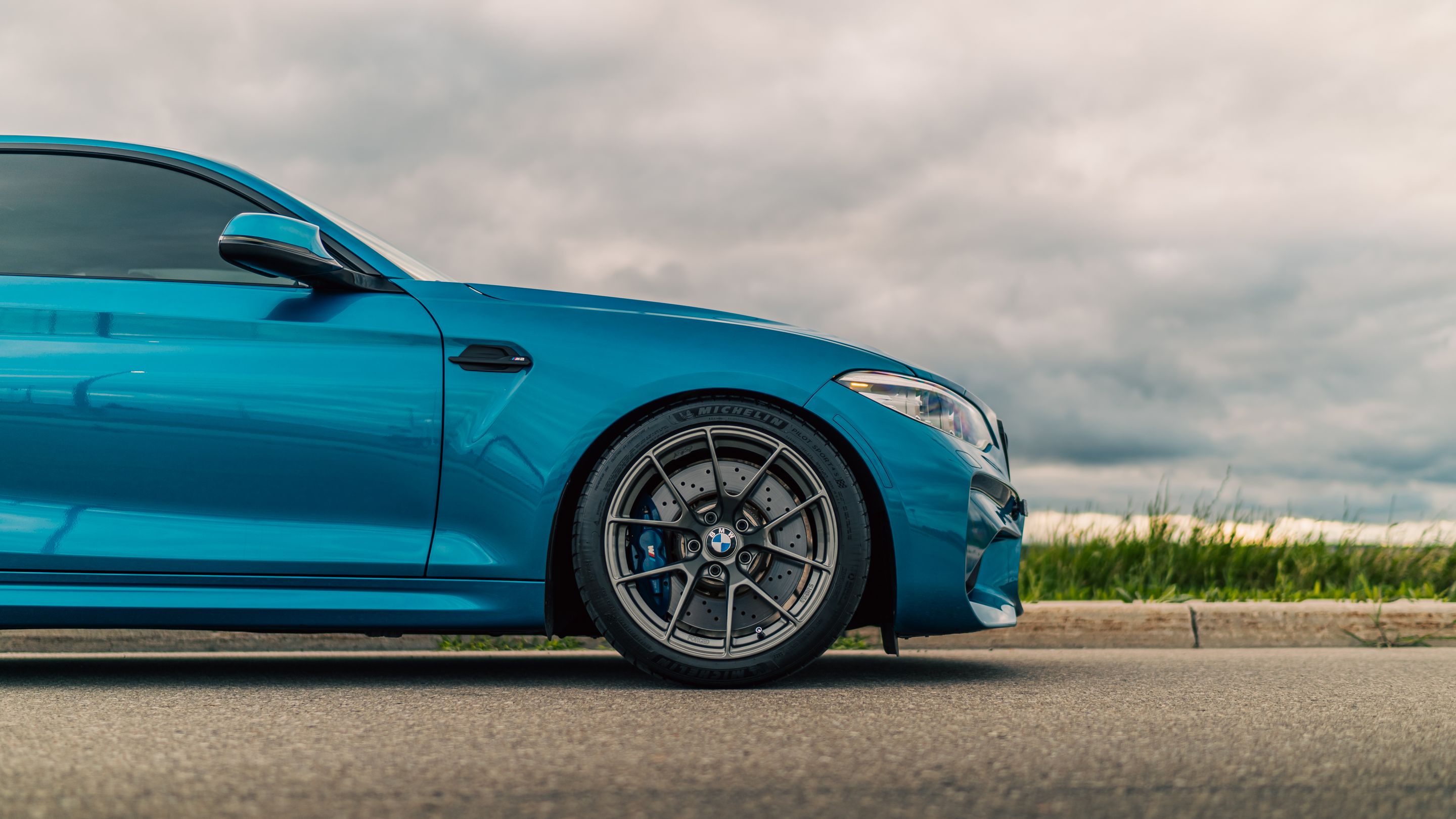 Blue BMW F87 M2 with 18" VS-5RS Apex wheels in Anthracite