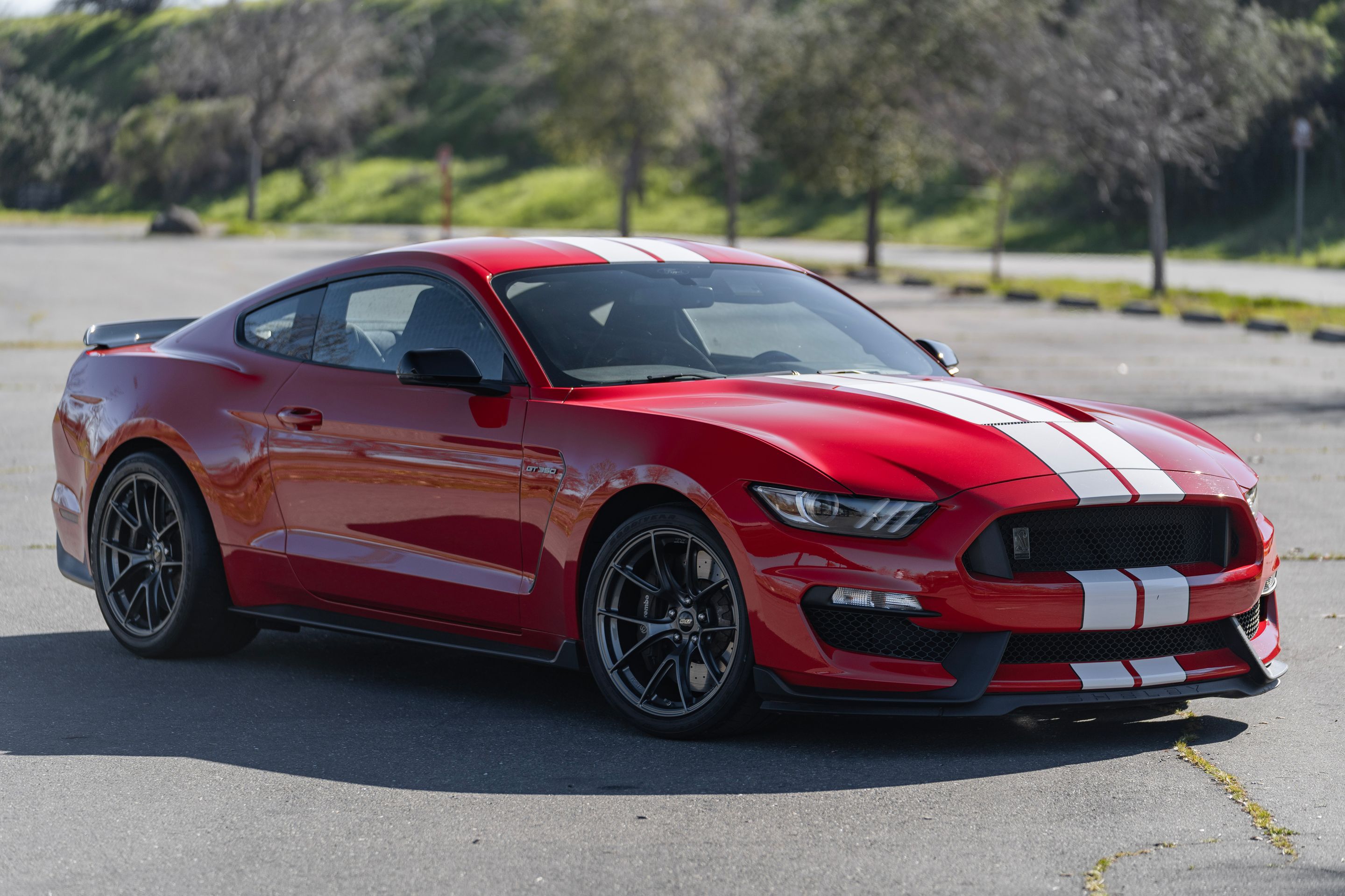Red Ford S550 Mustang GT350 with 19" VS-5RS Apex wheels in Anthracite