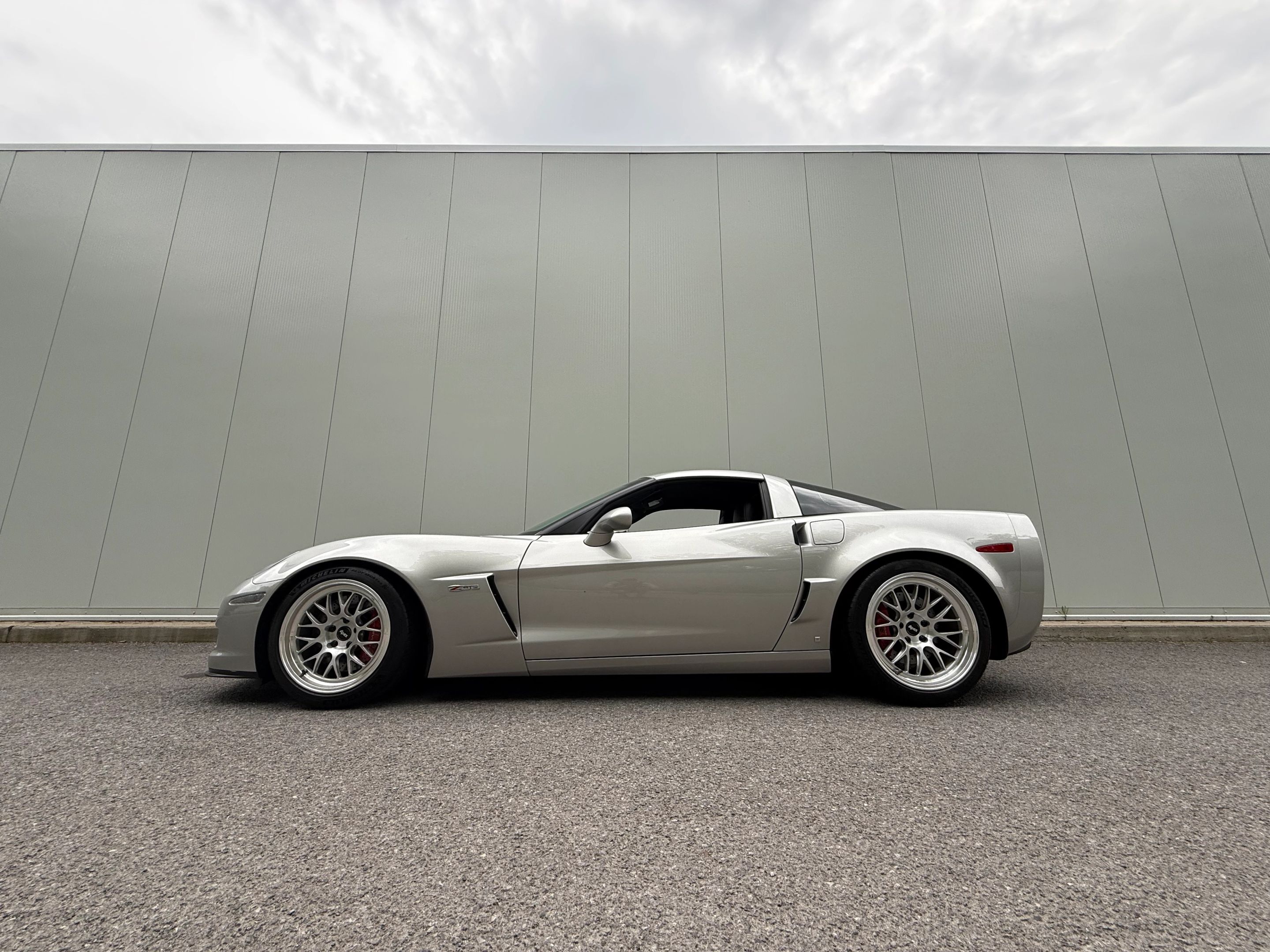 Silver Chevrolet C6 Corvette Z06 with 18"/19" ML-10RT Apex wheels in Machined Lip Brushed Clear