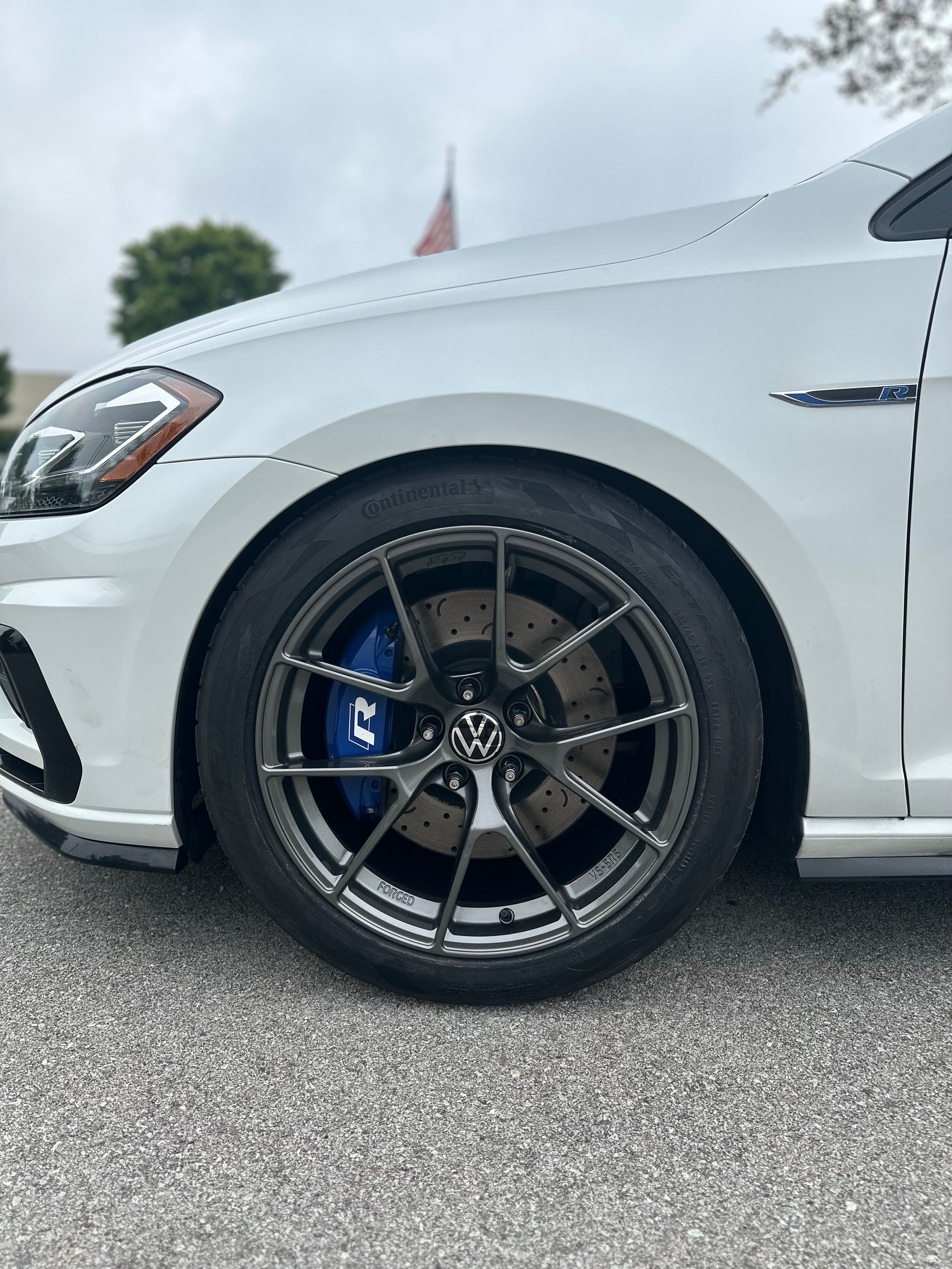 White VW MK7 Golf R with 18" VS-5RS Apex wheels in Anthracite