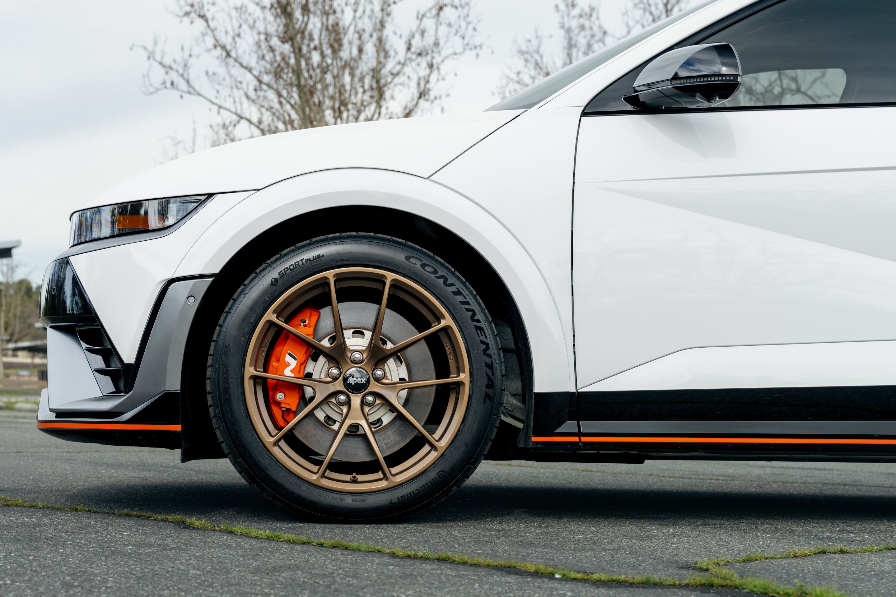 White Hyundai IONIQ 5 N with 20" VS-5RX Apex wheels in Satin Bronze