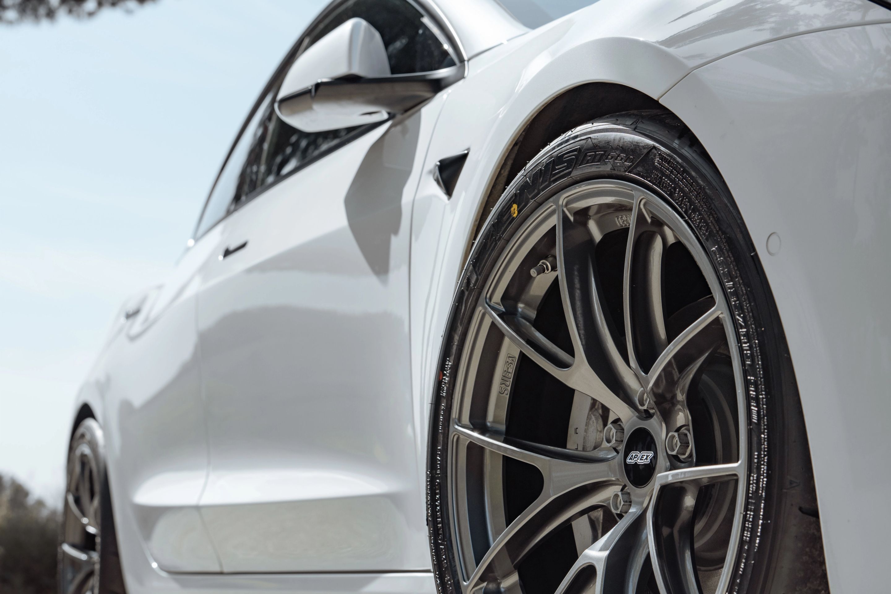 White Tesla Model 3 with 19" VS-5RS Apex wheels in Anthracite