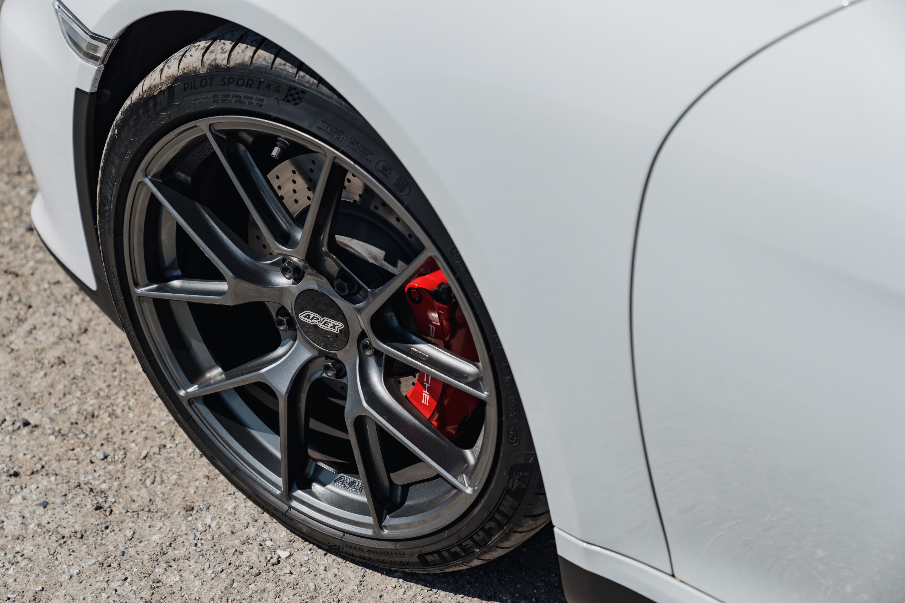 White Porsche 981 Spyder with 19" VS-5RS Apex wheels in Anthracite