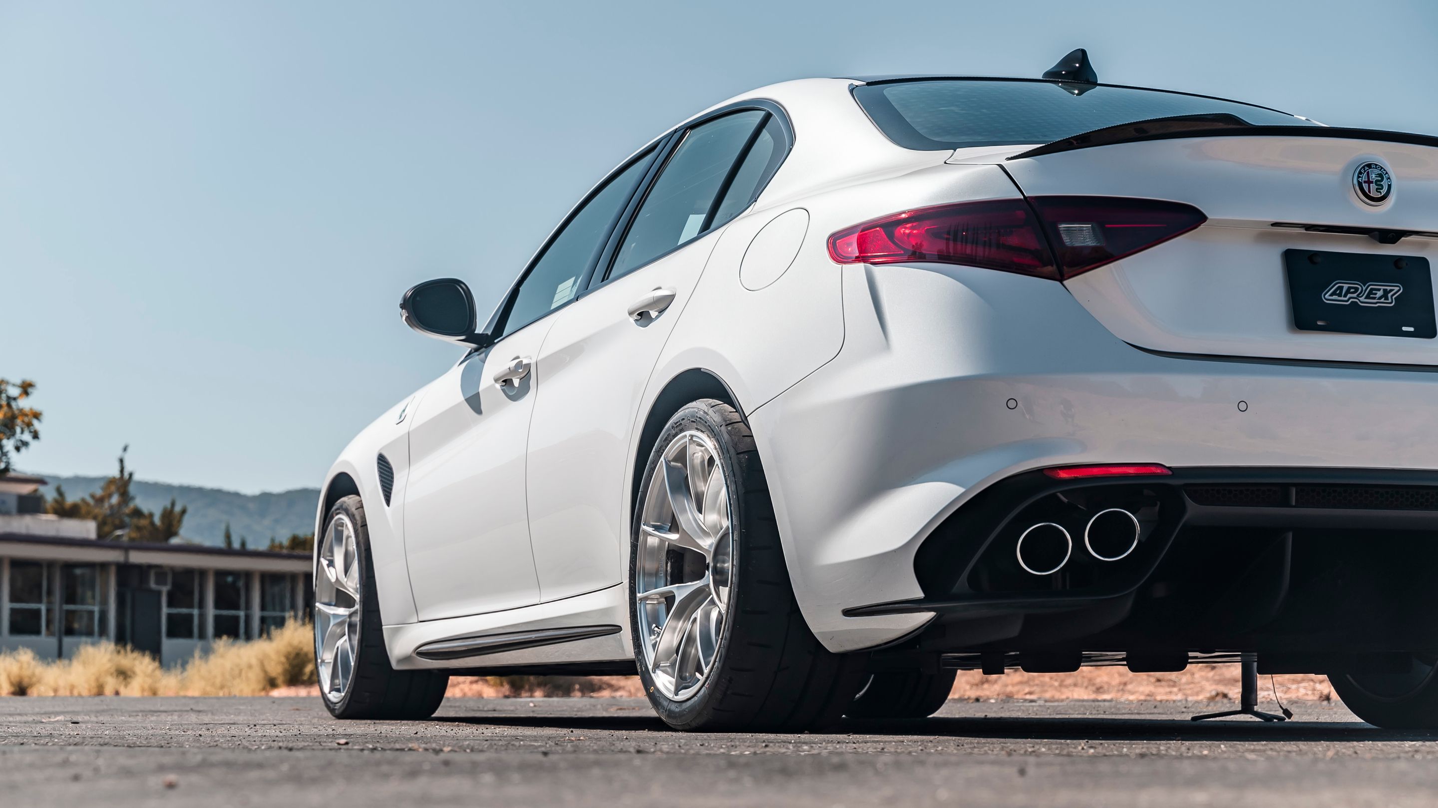 White Alfa Romeo Giulia Quadrifoglio with 19" VS-5RS Apex wheels in Brushed Clear