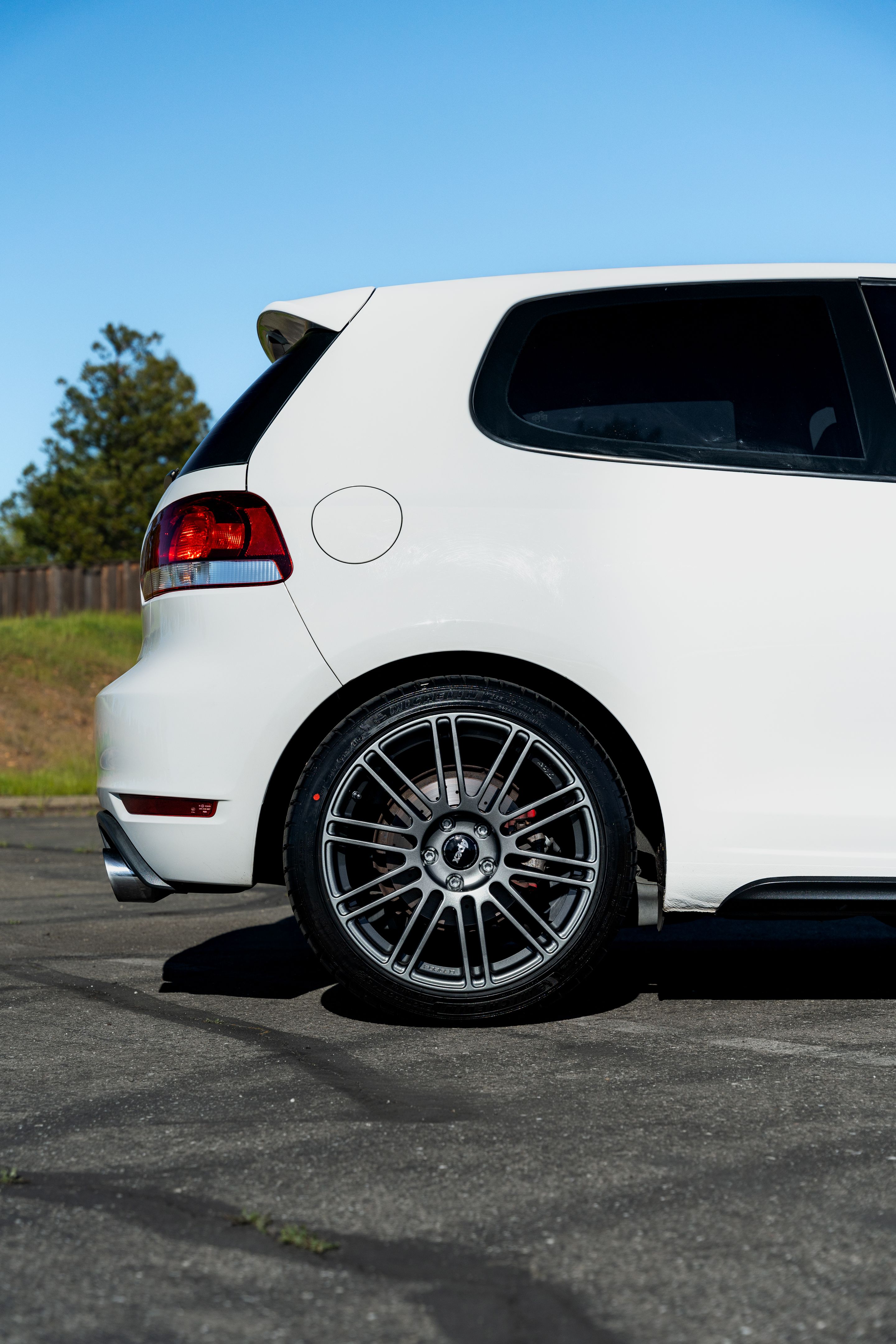 White VW MK6 GTI with 18" TC-10RT Apex wheels in Anthracite