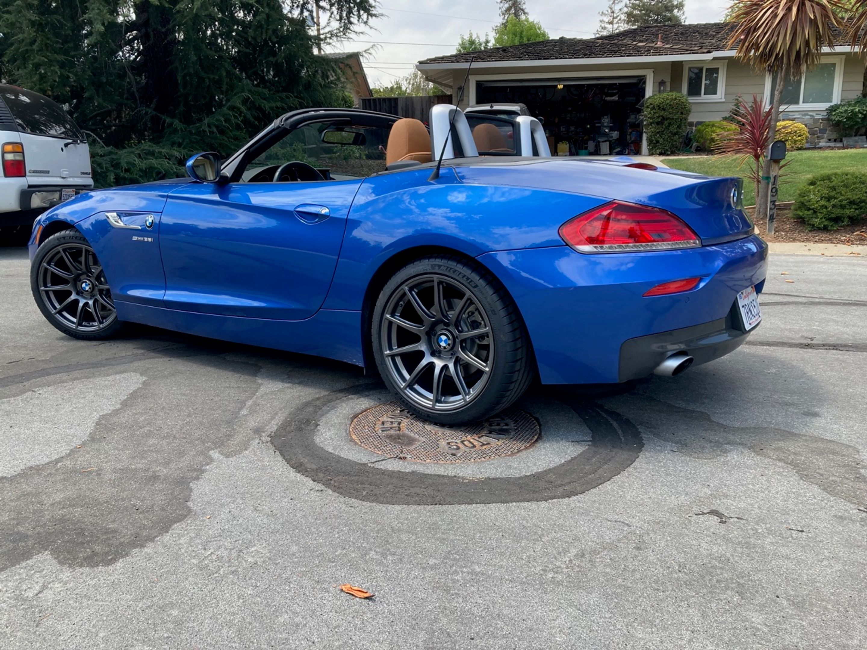 Blue BMW E89 Z4 with 18" SM-10 Apex wheels in Anthracite