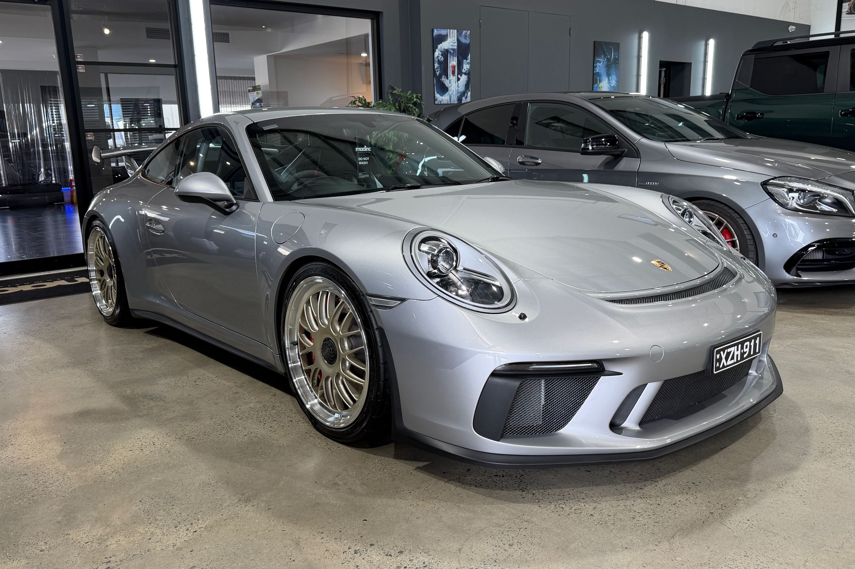 Silver Porsche 911 991.2 GT3 with 20" ML-10RT Apex wheels in Machined Lip Gloss Motorsport Gold