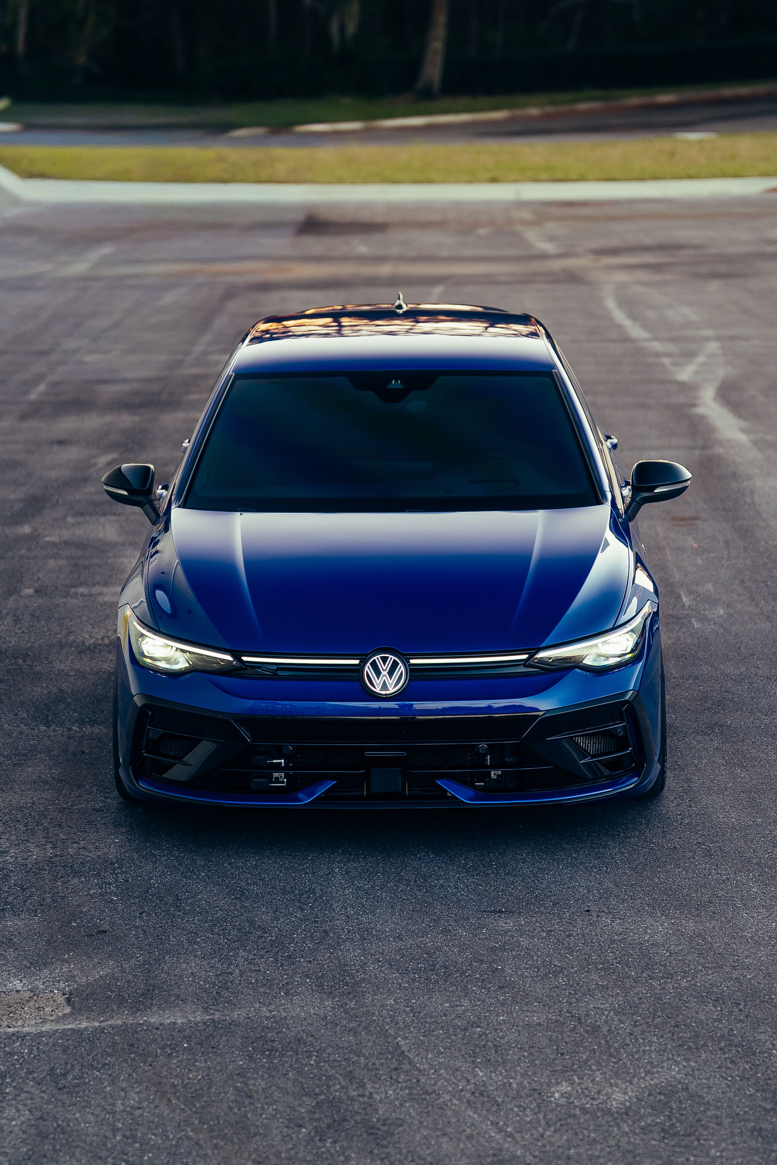Blue VW MK8 Golf R with 18" VS-5RS Apex wheels in Motorsport Gold