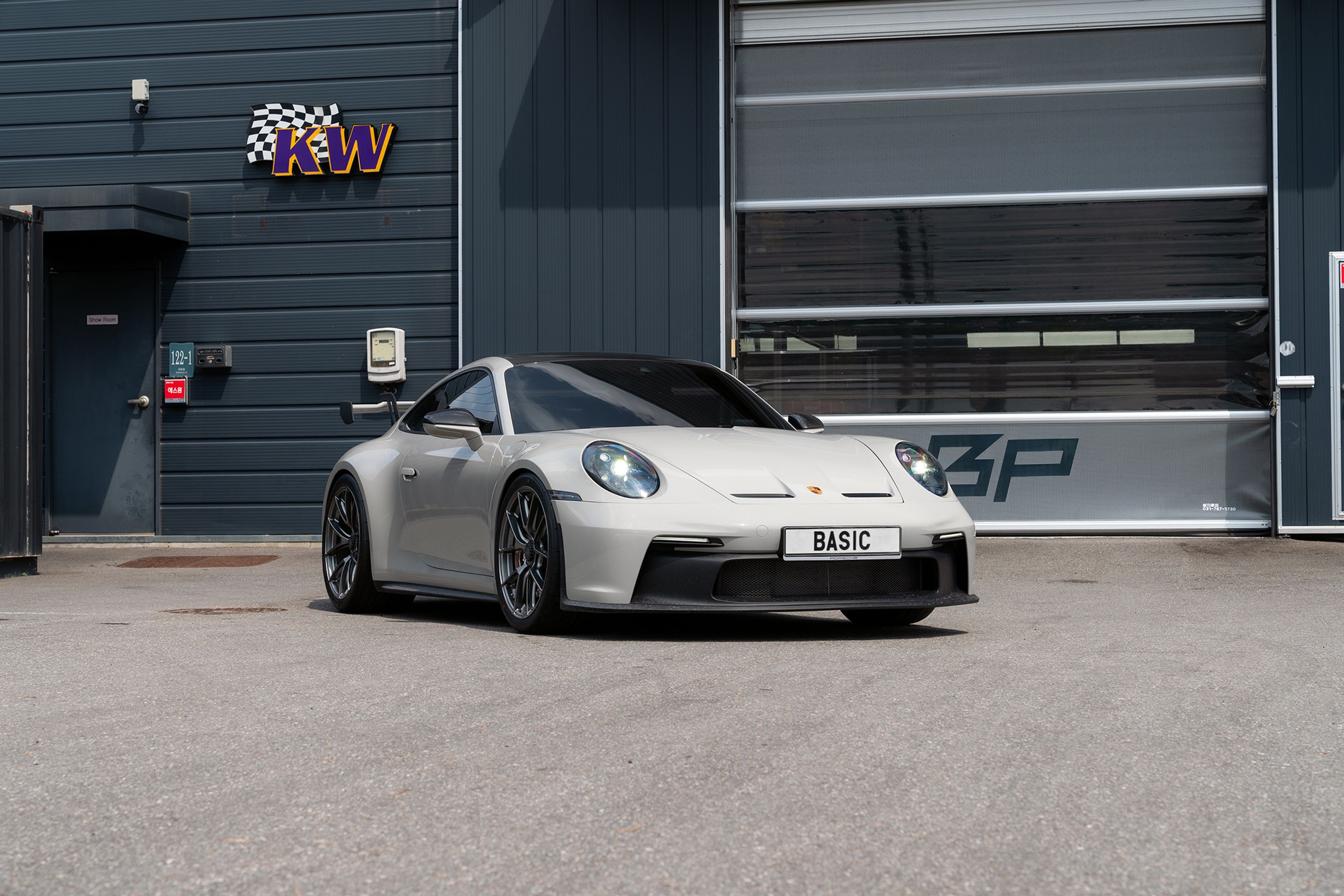 Grey Porsche 911 992.1 GT3 with 20"/21" VS-5RS Apex wheels in Anthracite