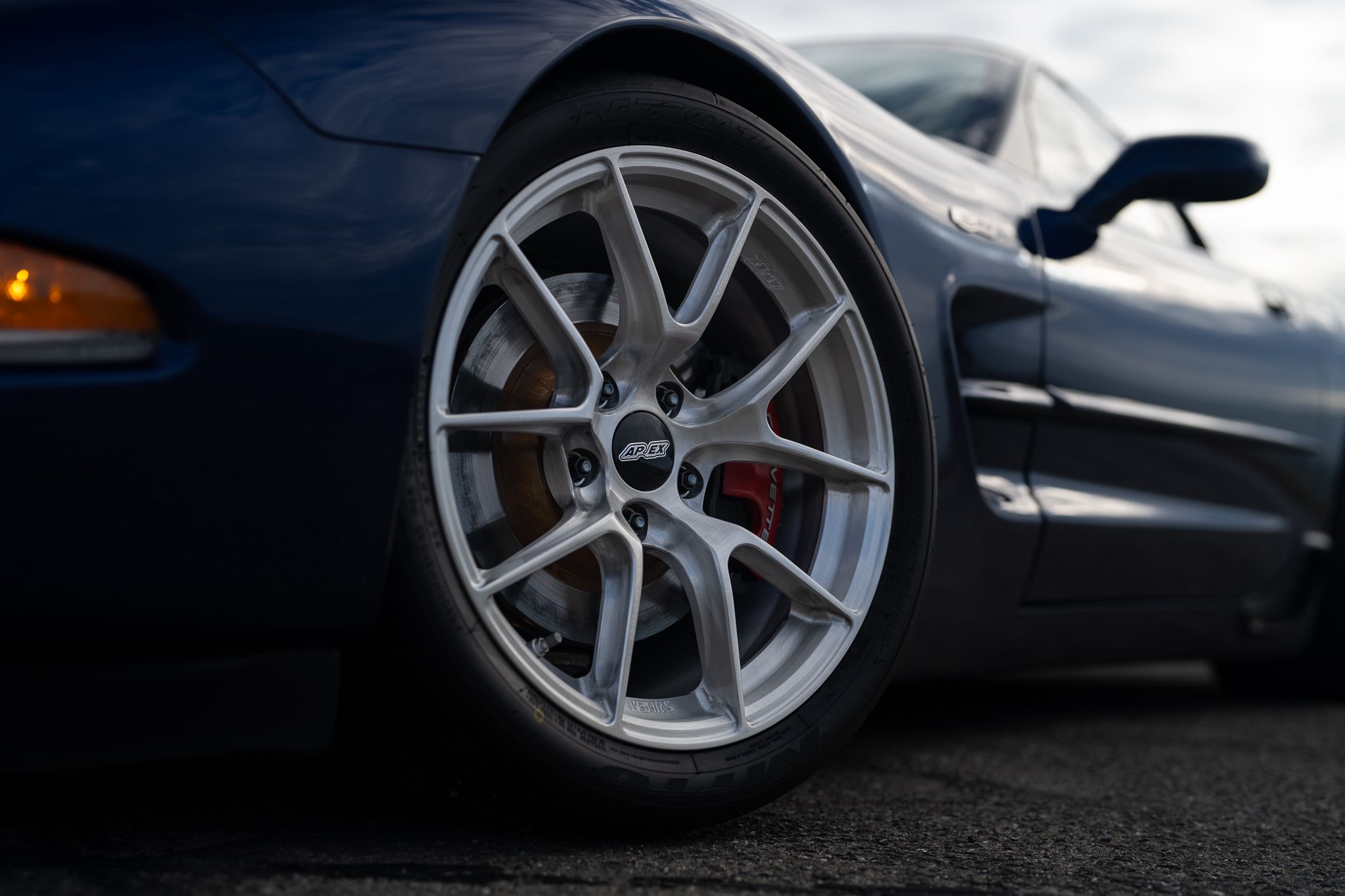 Blue Chevrolet C5 Corvette Z06 with 18" VS-5RS Apex wheels in Brushed Clear