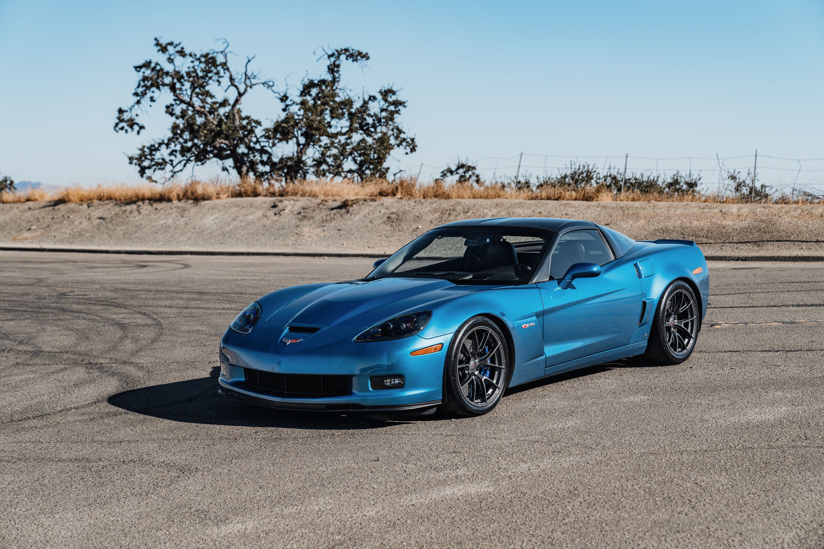 Blue Chevrolet C6 Corvette Z06 with 19" VS-5RS Apex wheels in Anthracite