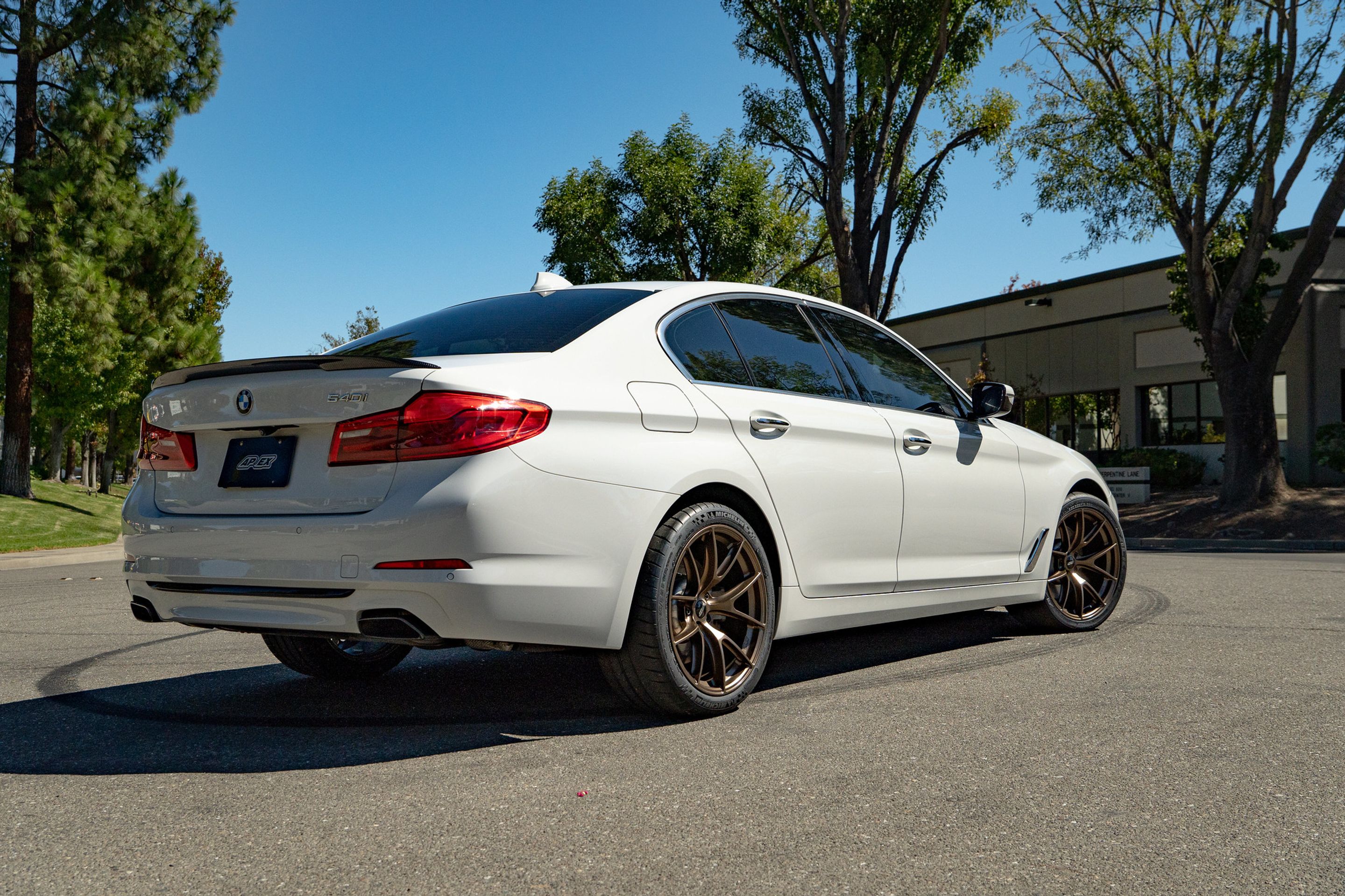 White BMW G30 Sedan 5 Series with 19" VS-5RS Apex wheels in Satin Bronze