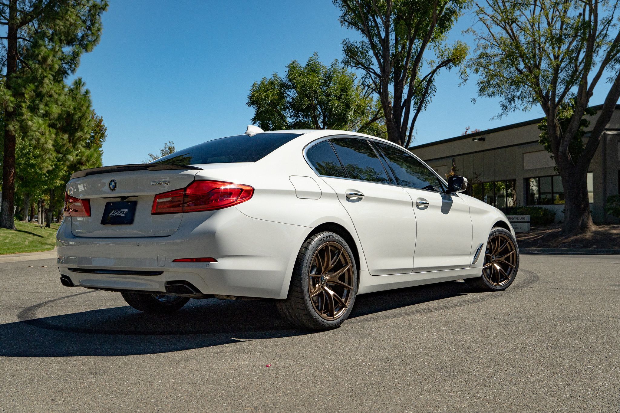White BMW G30 Sedan 5 Series with 19" VS-5RS Apex wheels in Satin Bronze
