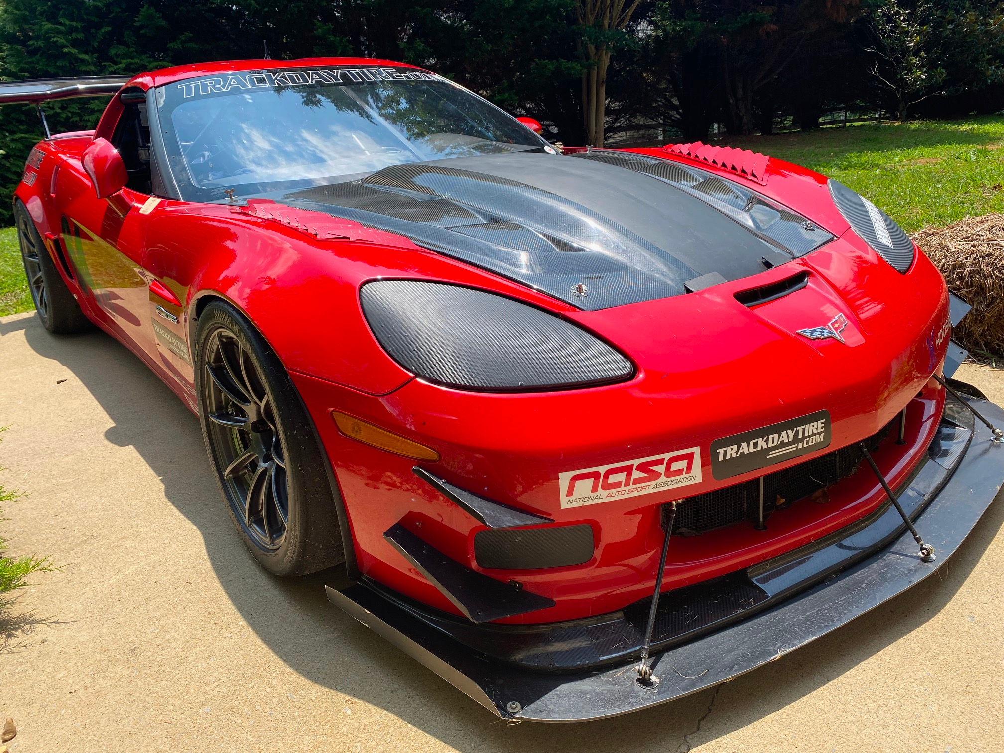 Red Chevrolet C6 Corvette Z06 with 18" SM-10RS Apex wheels in Anthracite