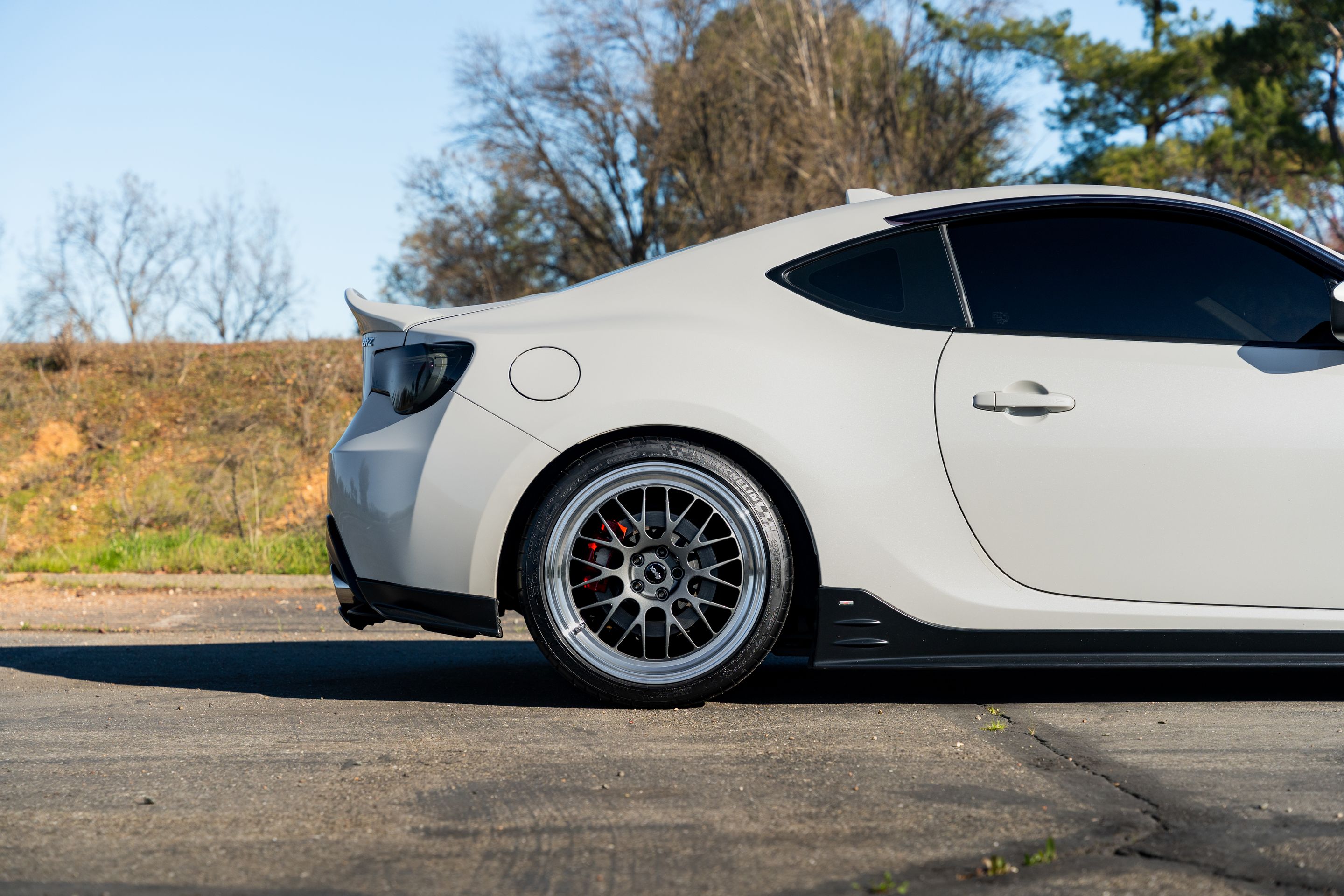 White Subaru ZC6 / Gen 1 BRZ with 18" ML-10RT Apex wheels in Machined Lip Anthracite