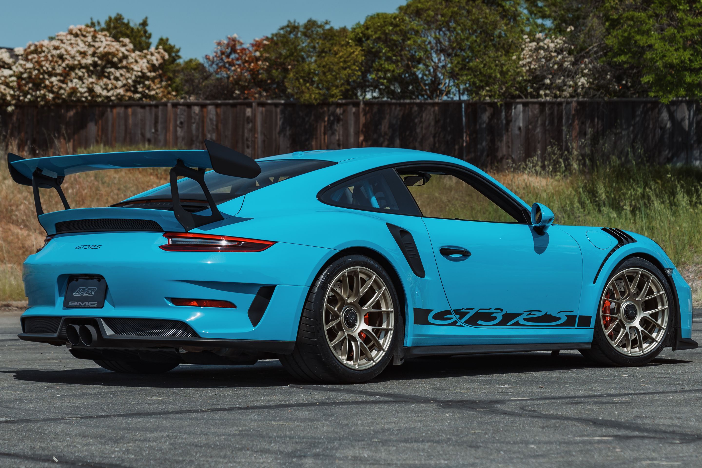 Blue Porsche 911 991.2 GT3 RS with 19" EC-7RS Apex wheels in Motorsport Gold