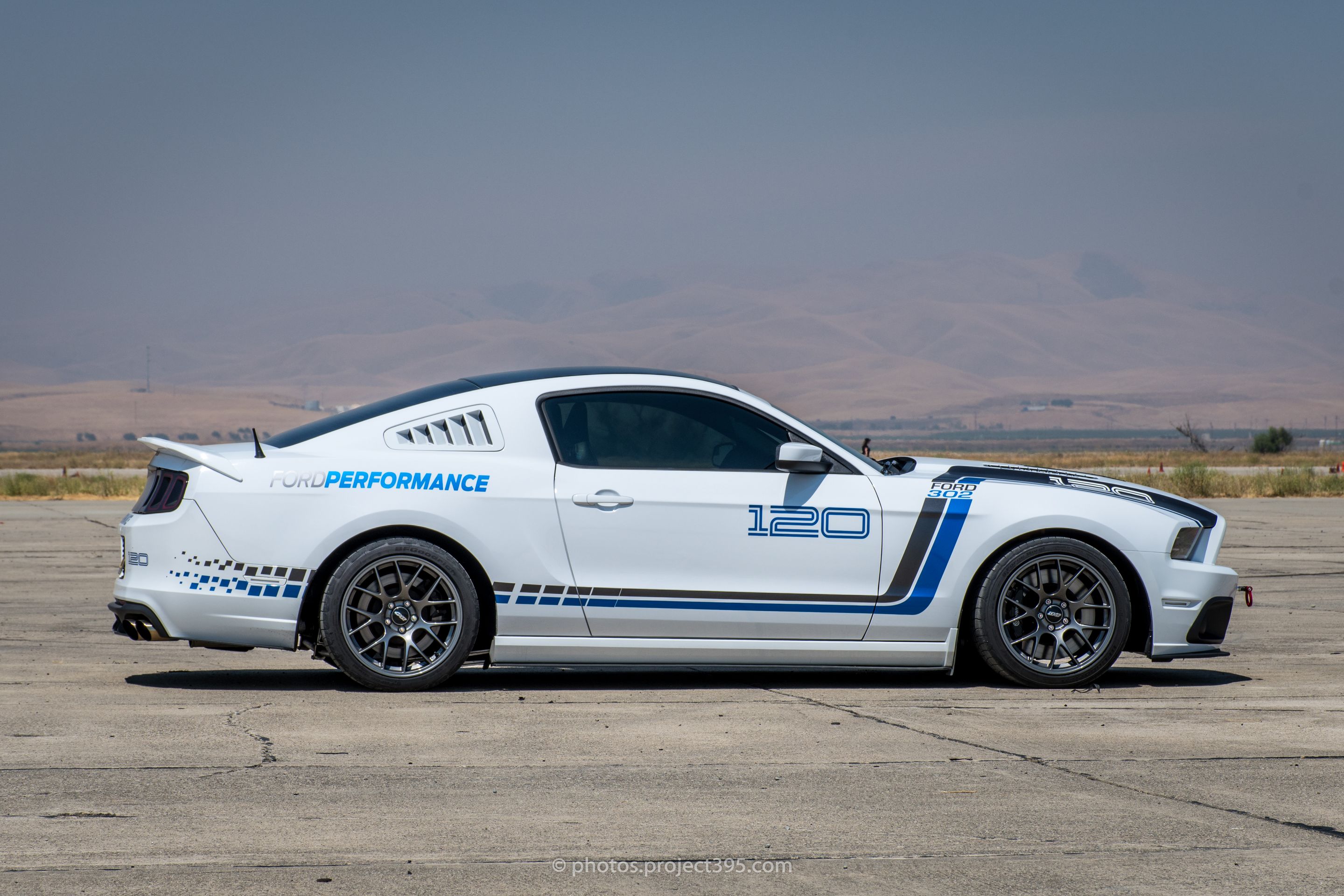 White Ford S197 Mustang GT with 18" EC-7 Apex wheels in Anthracite