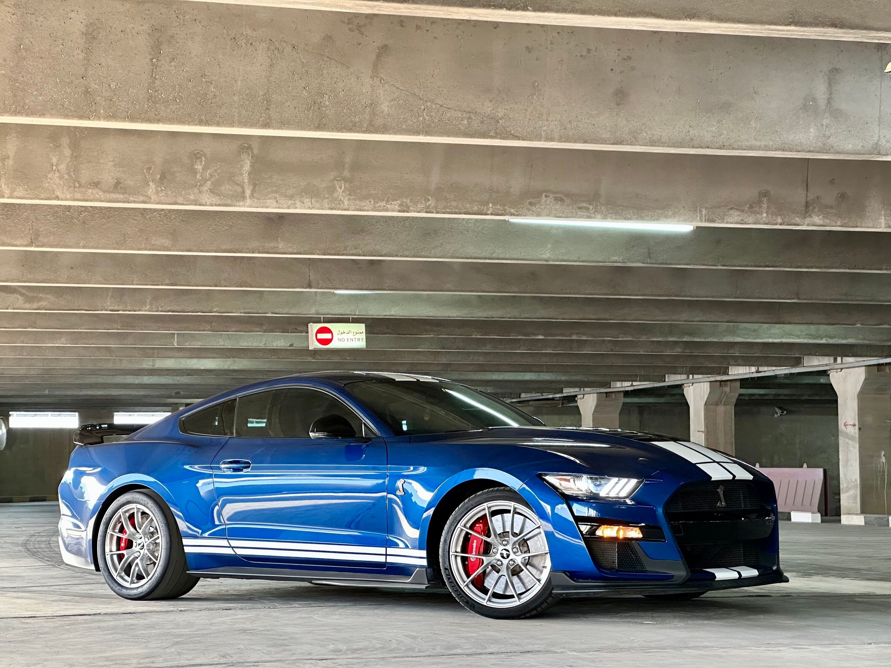 Blue Ford S550 Mustang GT500 with 20"/18" VS-5RS Apex wheels in Brushed Clear