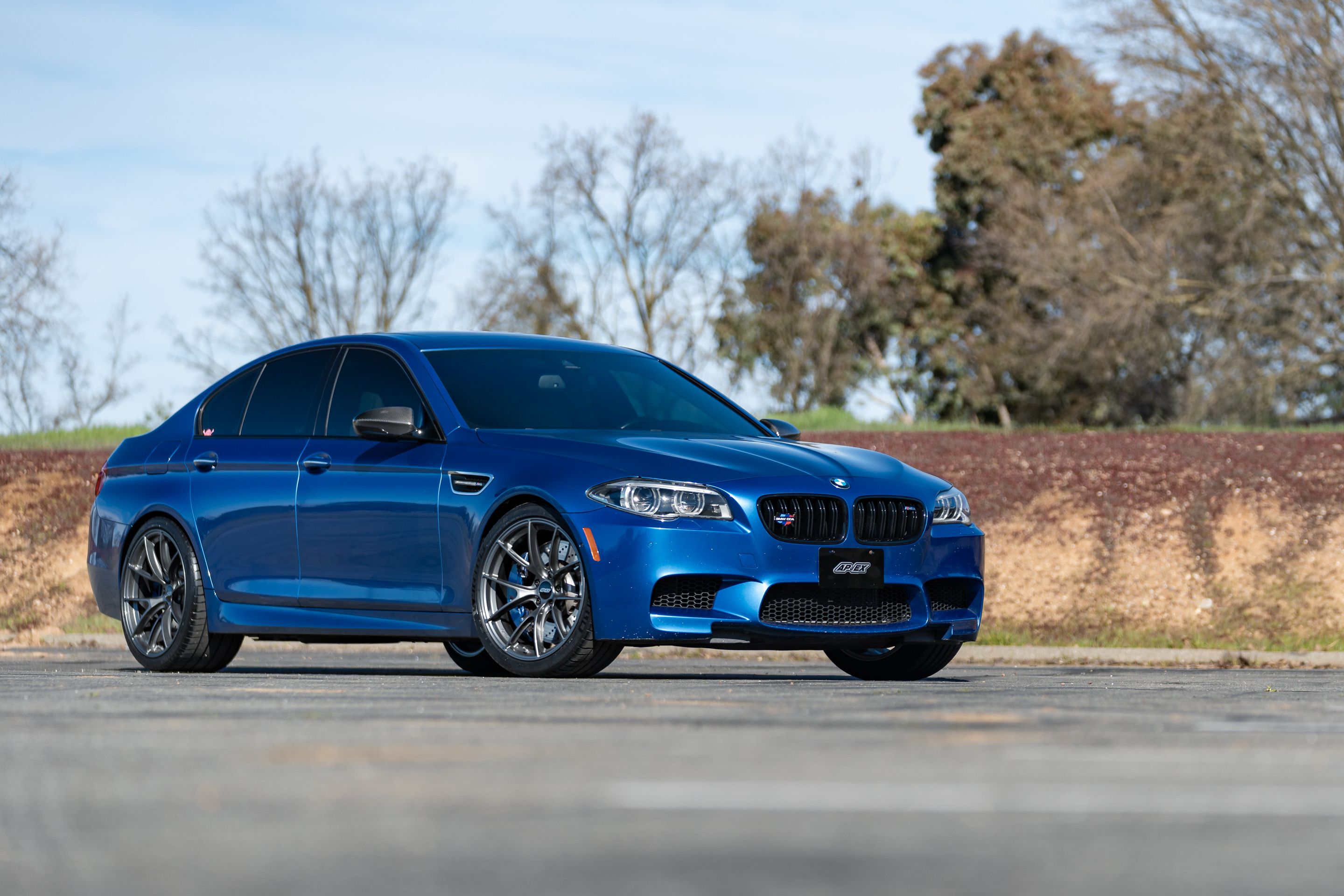 Blue BMW F10 M5 with 20" VS-5RS Apex wheels in Anthracite