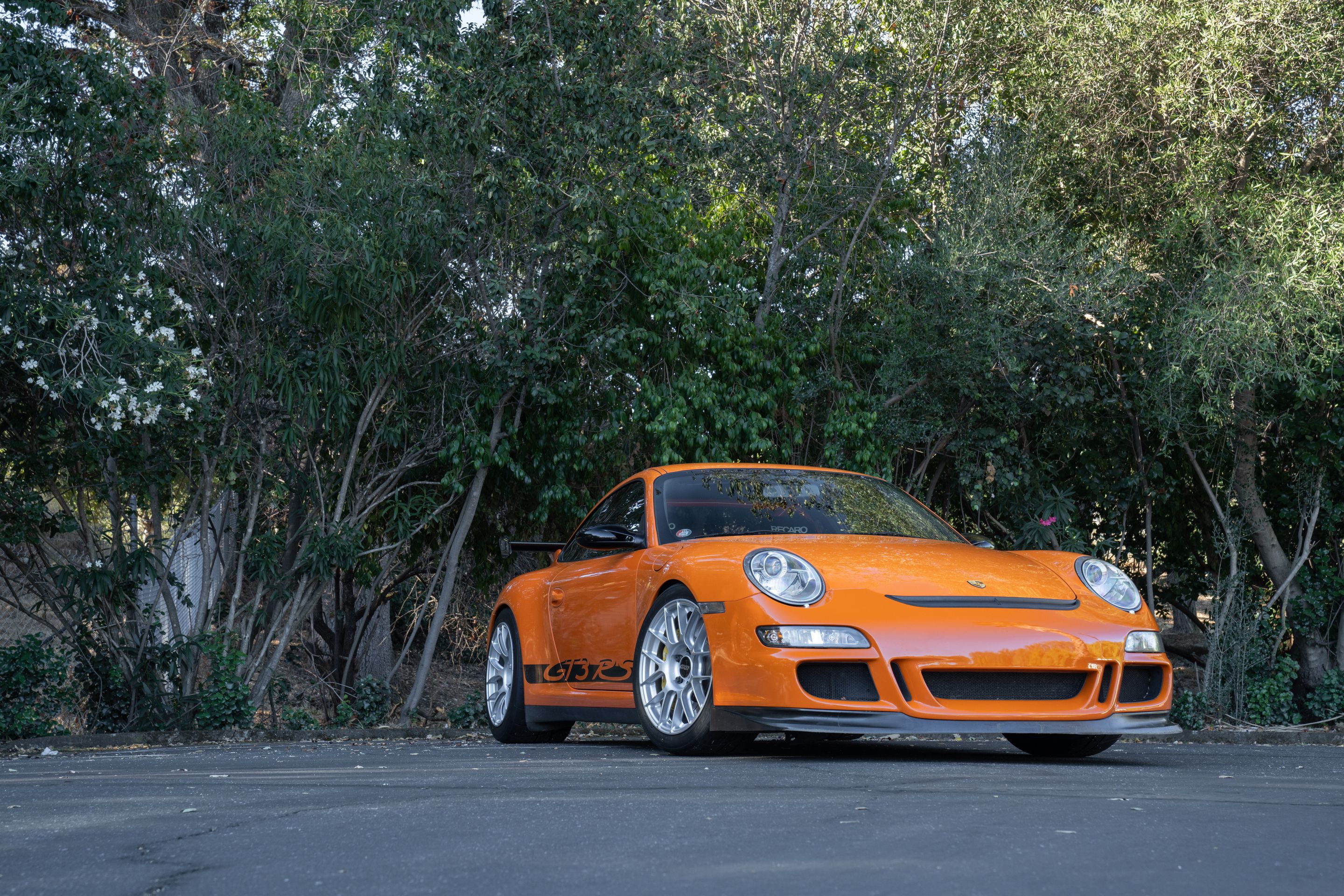 Orange Porsche 911 997 GT3 RS with 18" EC-7RS Apex wheels in Race Silver