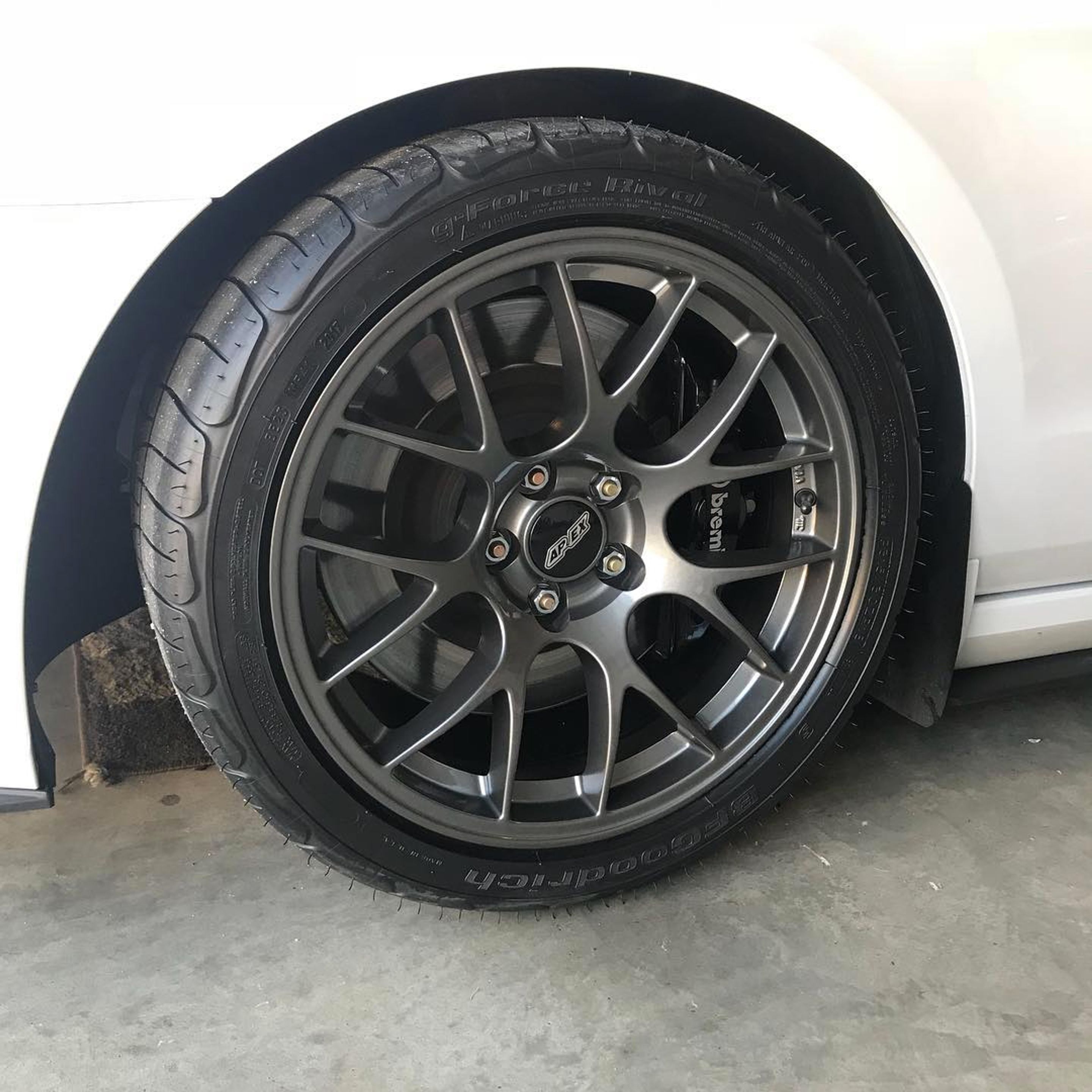 White Ford S197 Mustang GT with 18" EC-7 Apex wheels in Anthracite