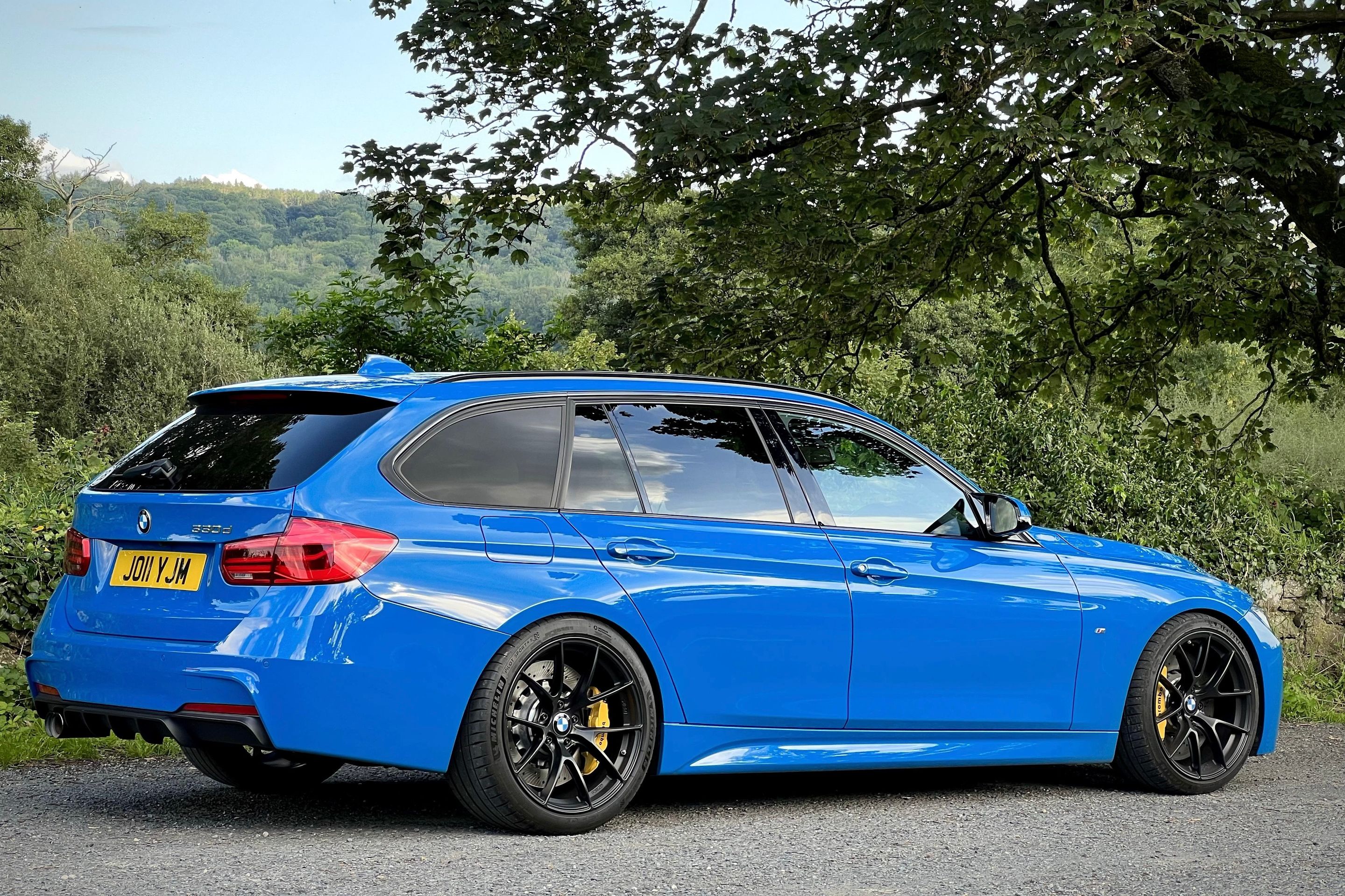 Blue BMW F31 Wagon 3 Series with 19" VS-5RS Apex wheels in Satin Black