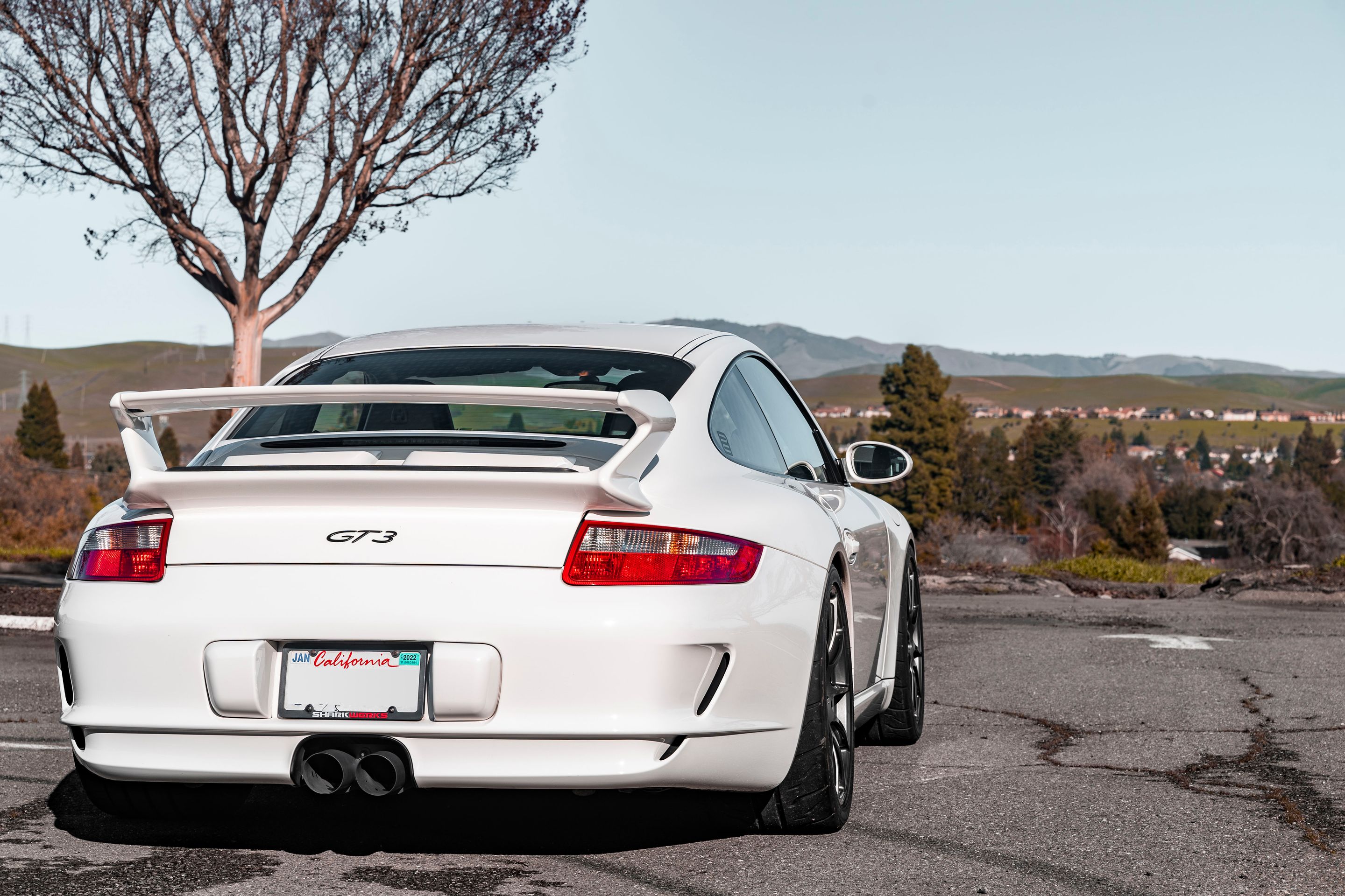 White Porsche 911 997 GT3 with 19" SM-10 Apex wheels in Anthracite