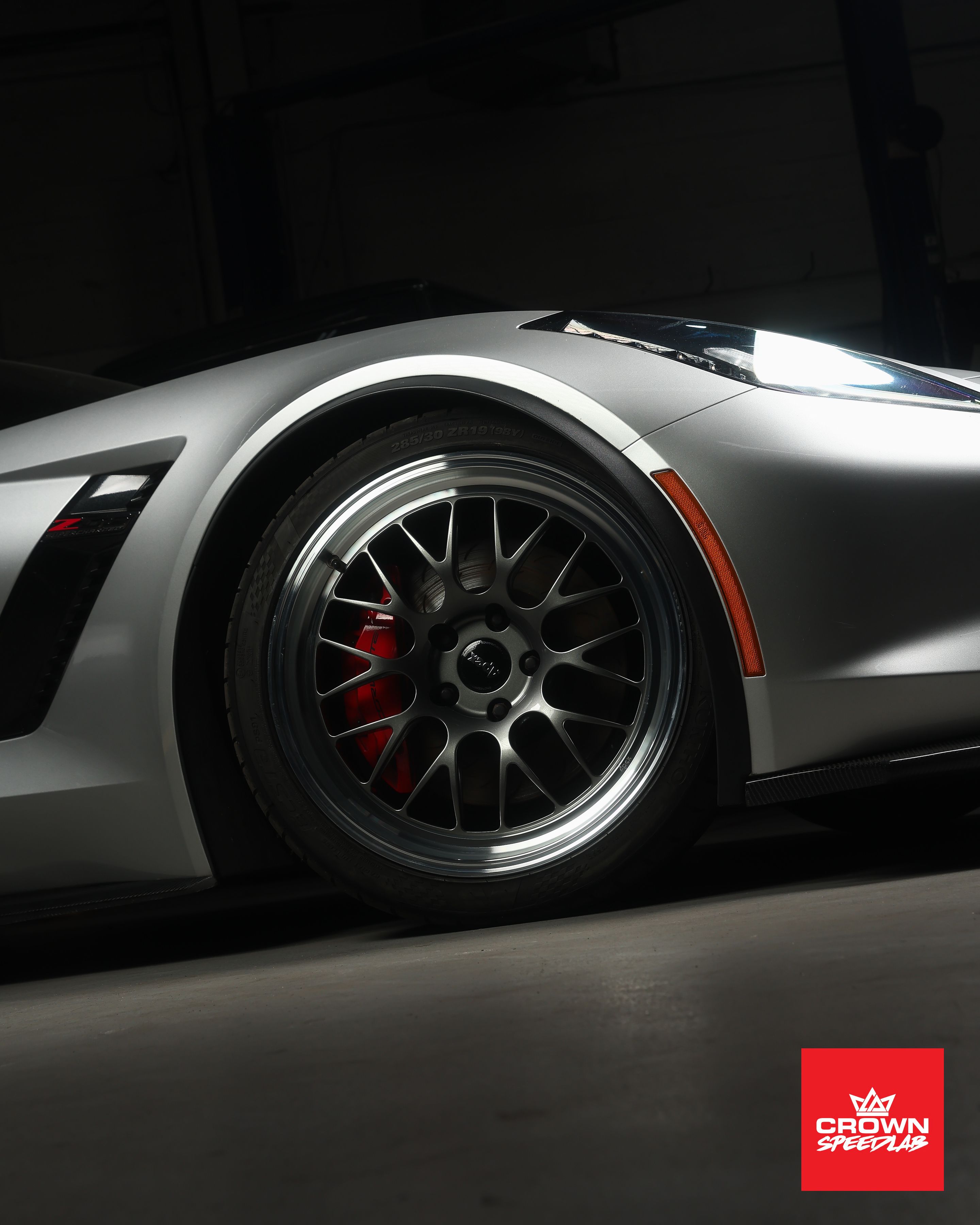 Silver Chevrolet C7 Corvette Z06 with 19"/20" ML-10RT Apex wheels in Machined Lip Anthracite