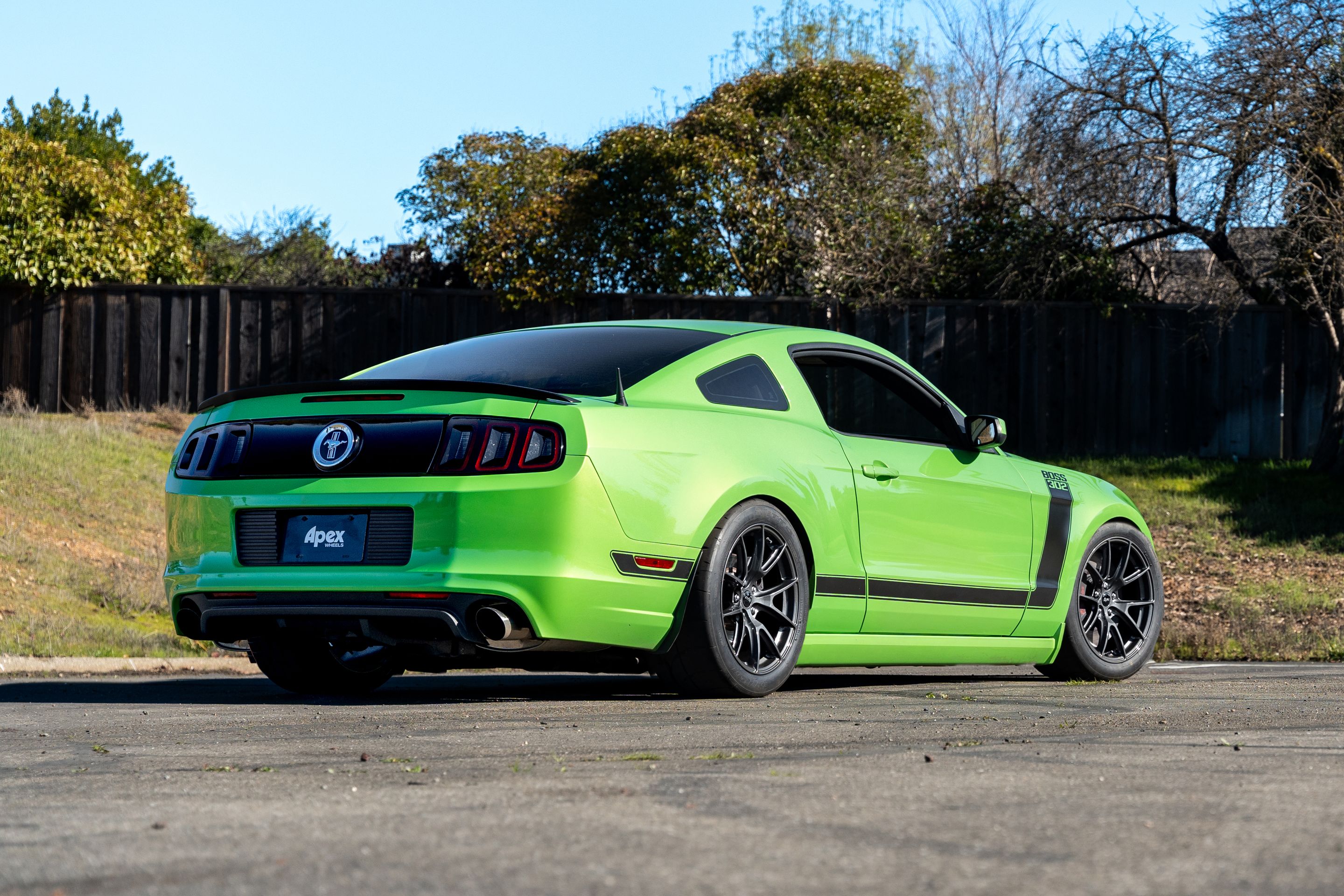 Green Ford S197 Mustang Boss 302 with 18" VS-5 Apex wheels in Anthracite