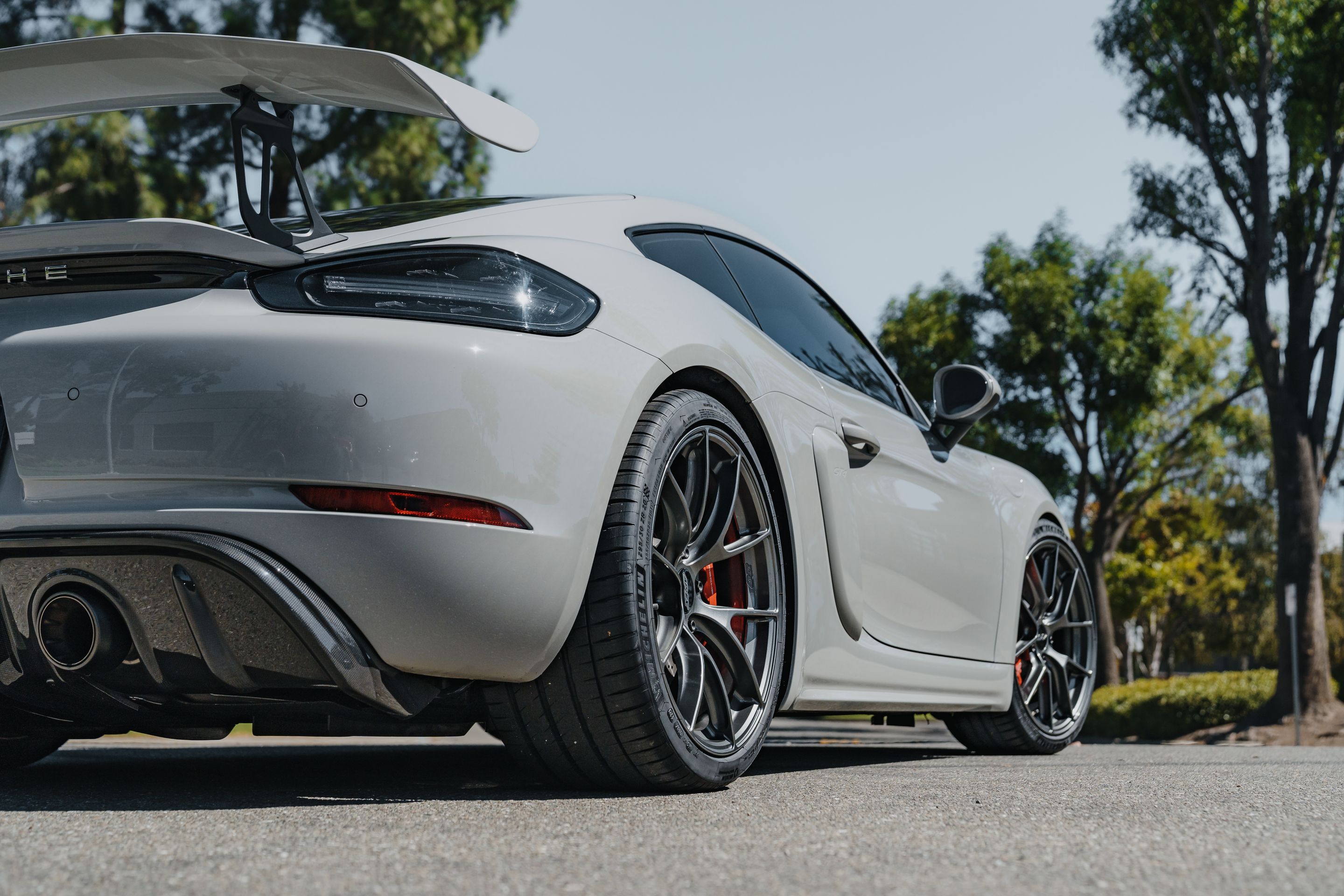 Grey Porsche 718 Cayman GT4 with 20" VS-5RS Apex wheels in Anthracite