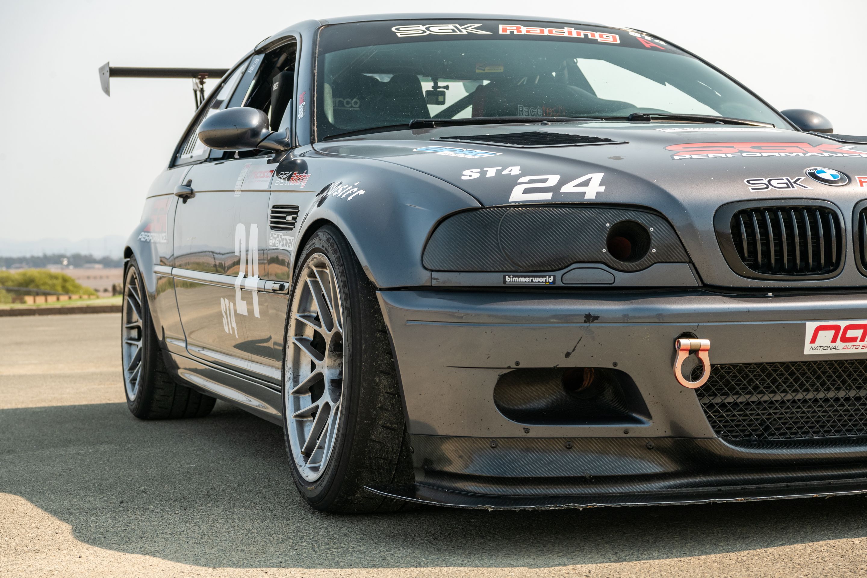 Race Livery BMW E46 M3 with 18" ARC-8 Apex wheels in Hyper Silver