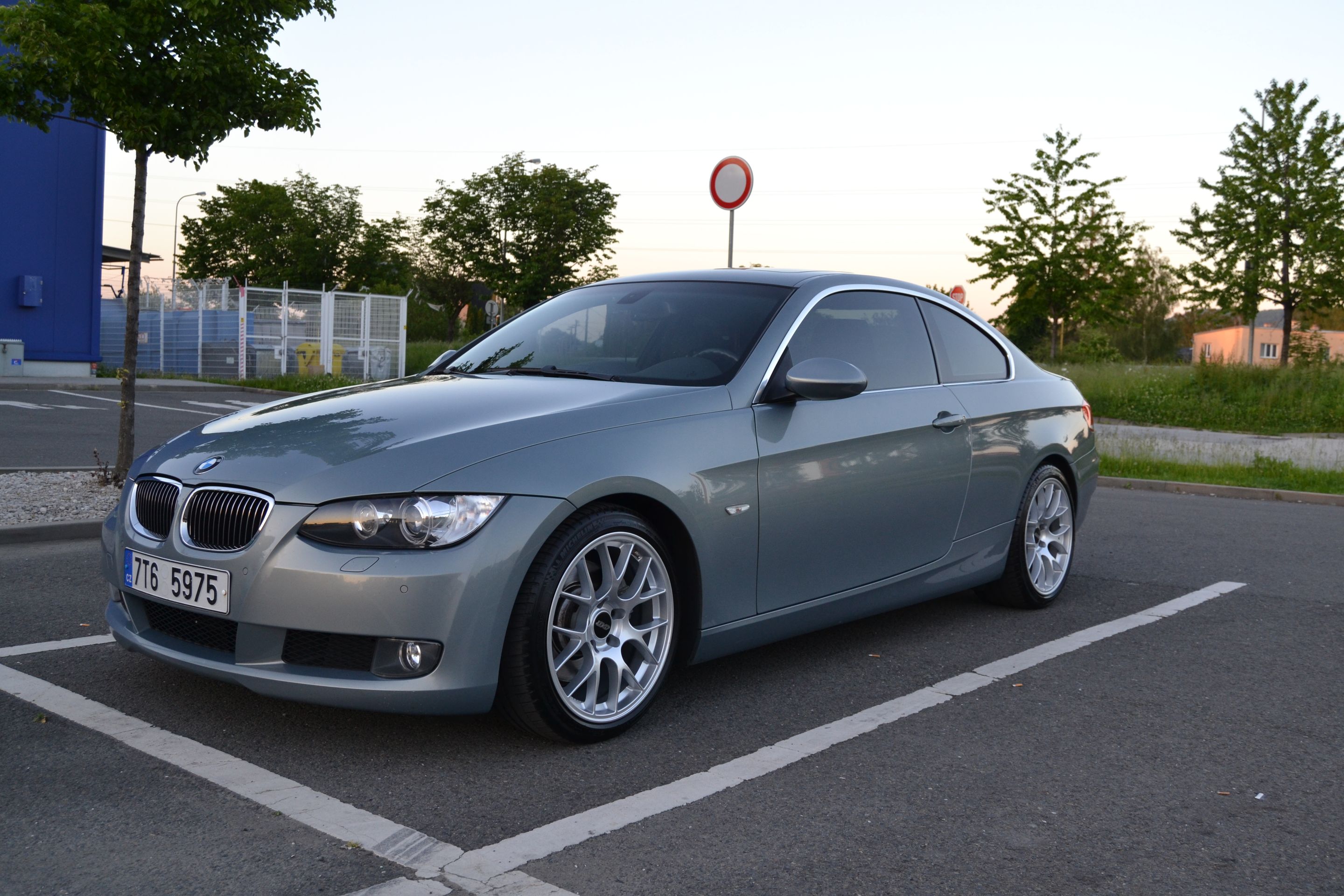 Grey BMW E92 Coupe 3 Series with 18" EC-7 Apex wheels in Race Silver