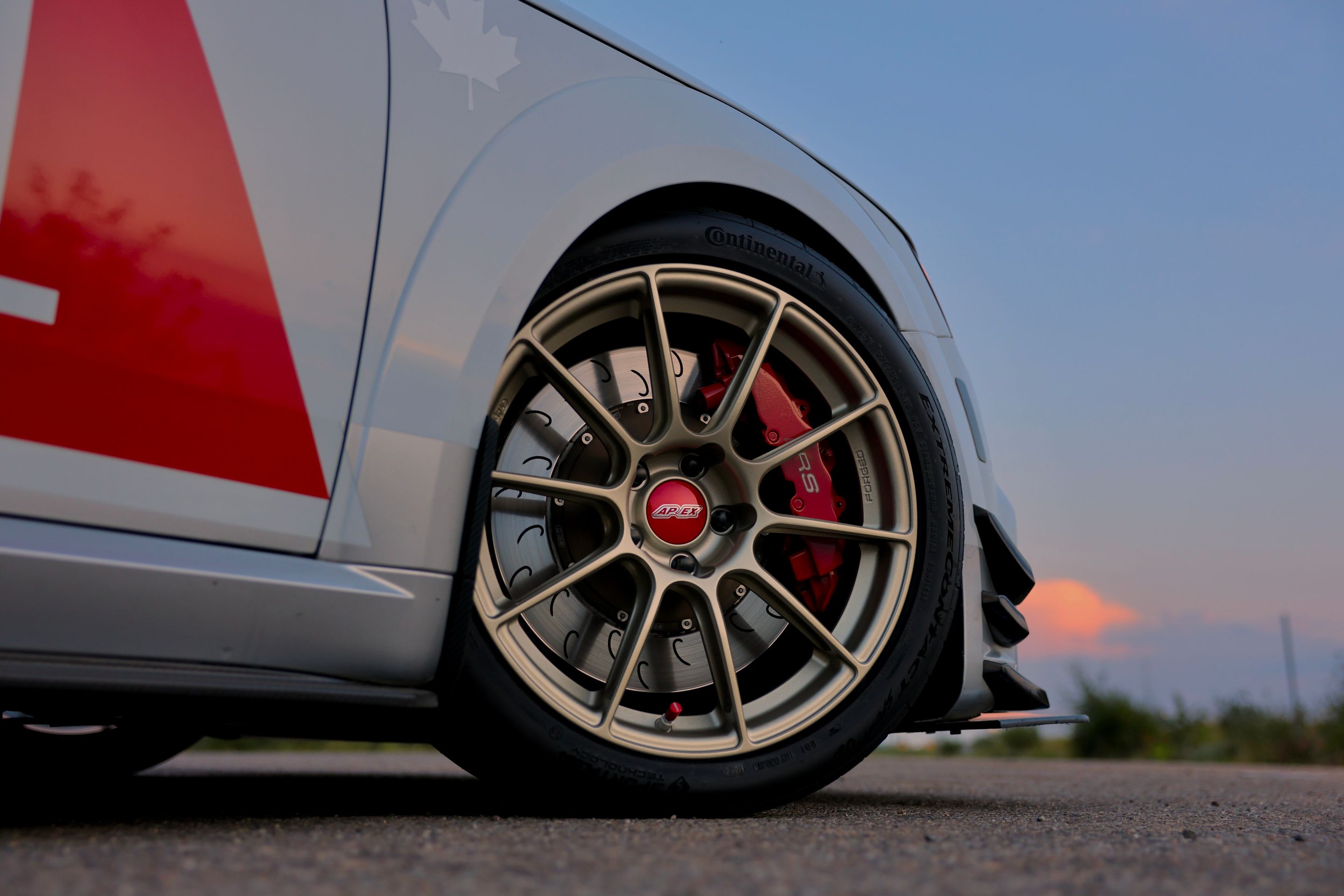 White Audi FV/8S TT RS with 18" SM-10RS Apex wheels in Motorsport Gold