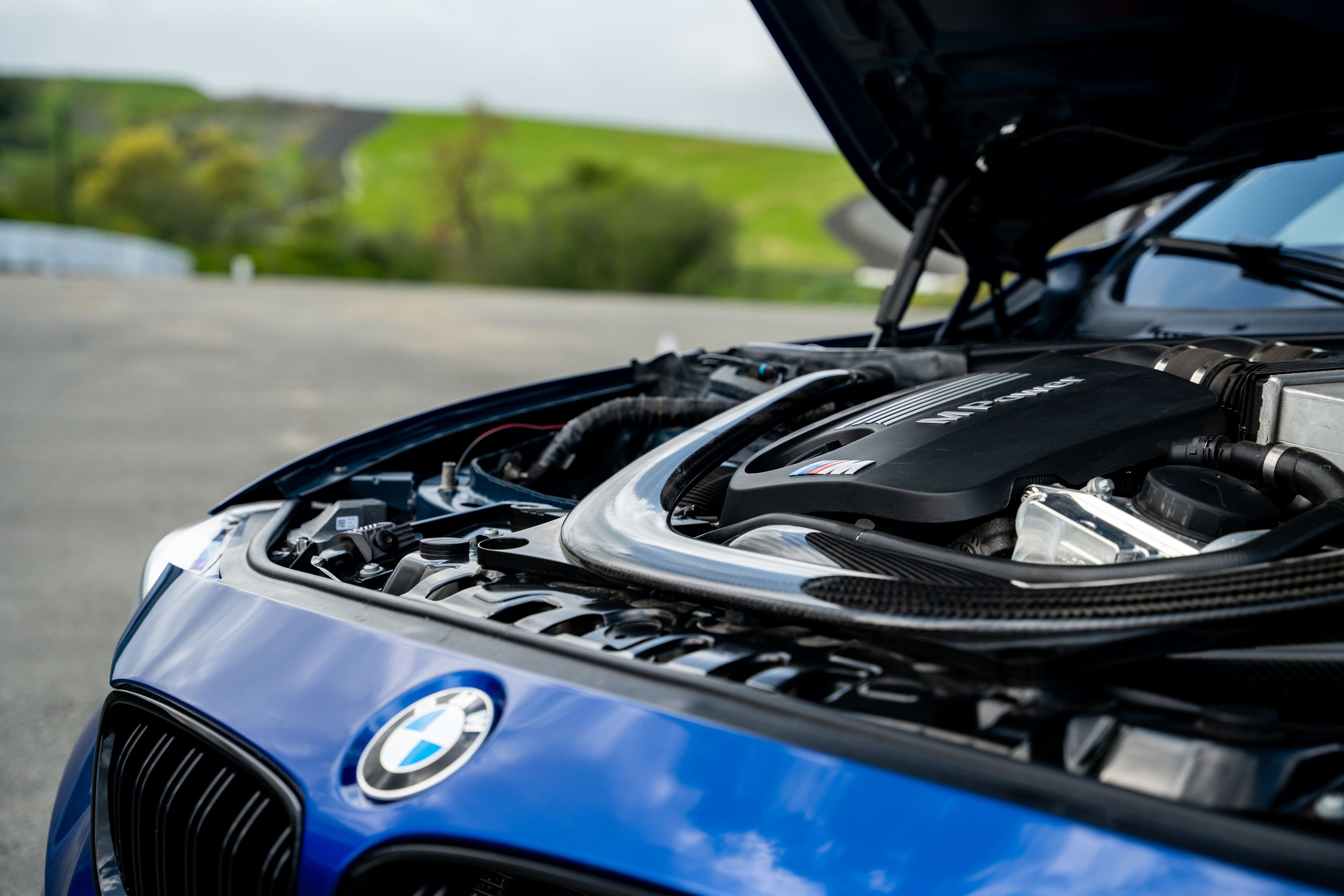 Blue BMW F80 M3 with 18" VS-5 Apex wheels in Race Silver